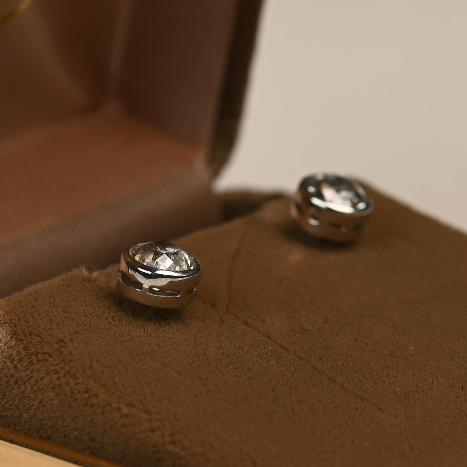 Taille vieille Europe Boucles d'oreilles diamant taille européenne (environ 2 carats) Platine en vente