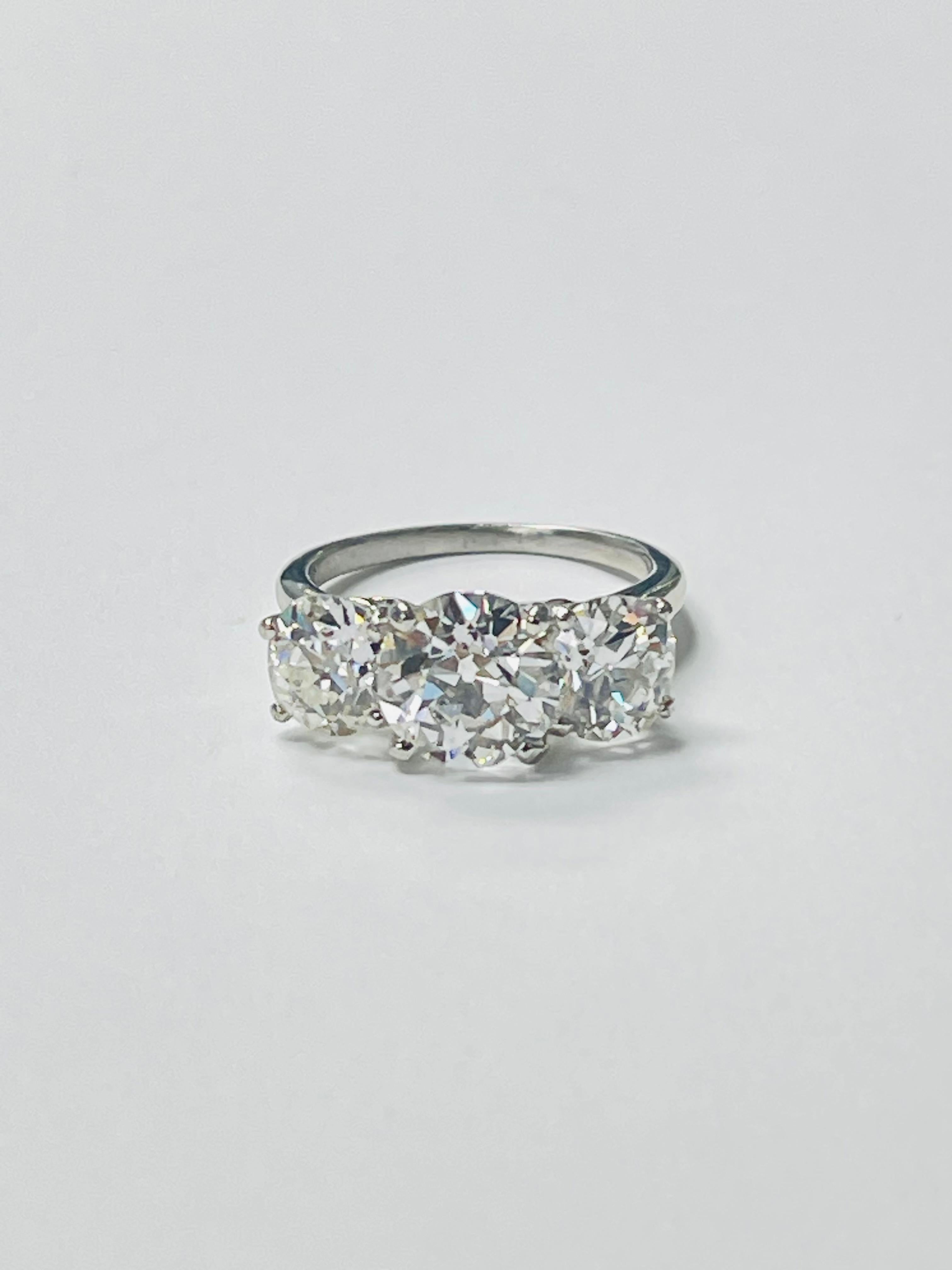 Antiguo centro de diamante de talla europea y anillo de diamante de talla antigua de mina bellamente elaborados a mano en platino. 

Peso del diamante talla europea antigua (Centro )  : 2,55 quilates ( color F y claridad VS2 ) 
Diamante talla mina