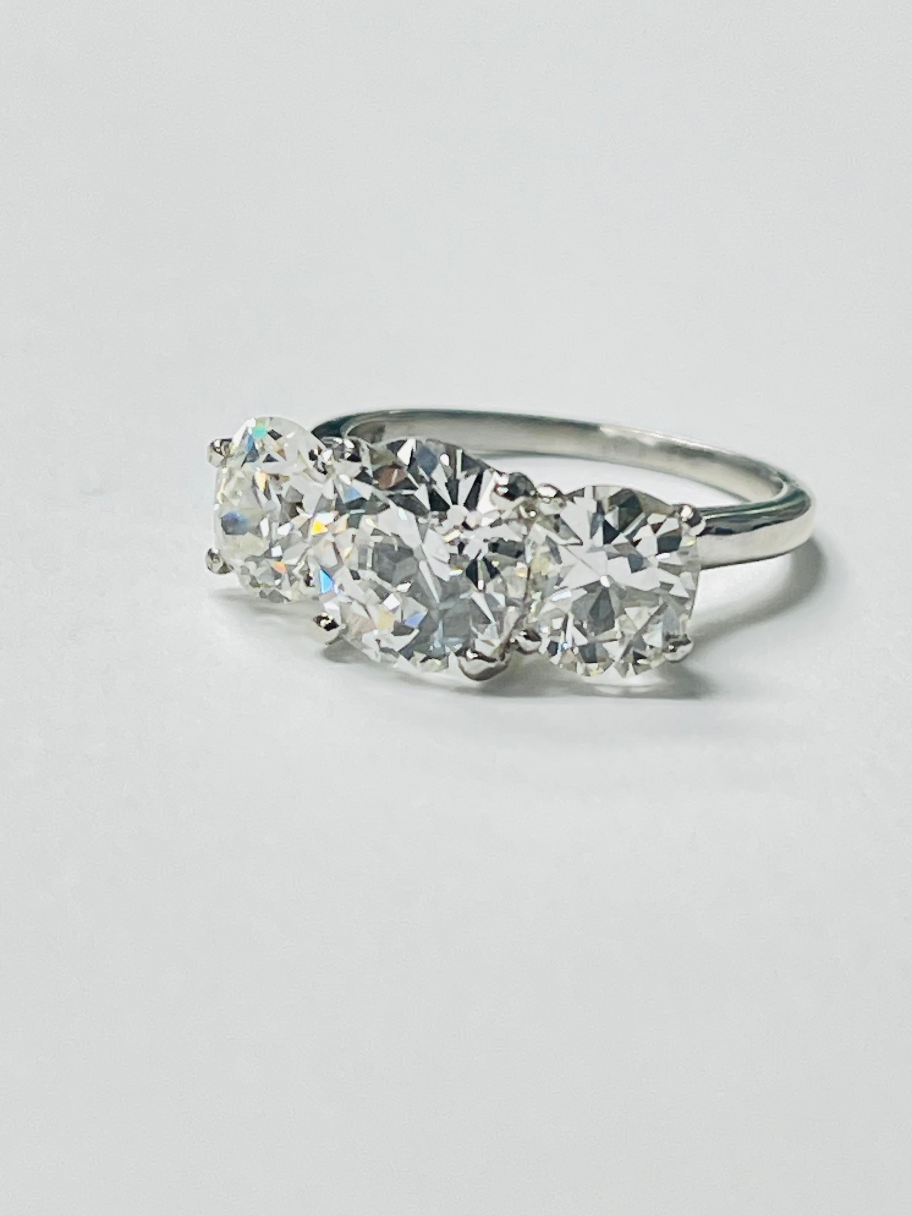 Anillo de compromiso de tres piedras con diamantes talla europea antigua en platino certificado por el GIA. Contemporáneo en venta