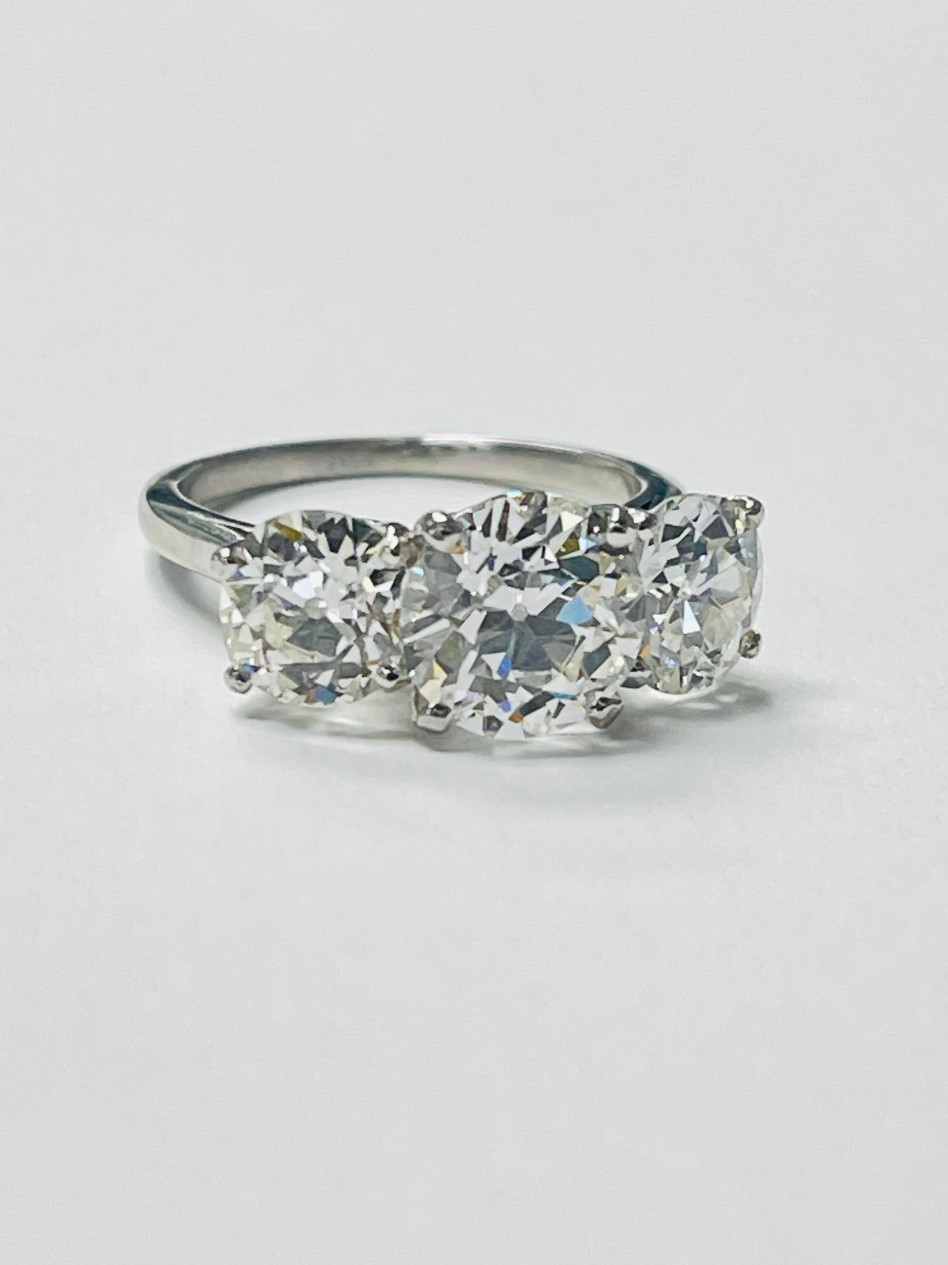Anillo de compromiso de tres piedras con diamantes talla europea antigua en platino certificado por el GIA. Corte europeo antiguo en venta