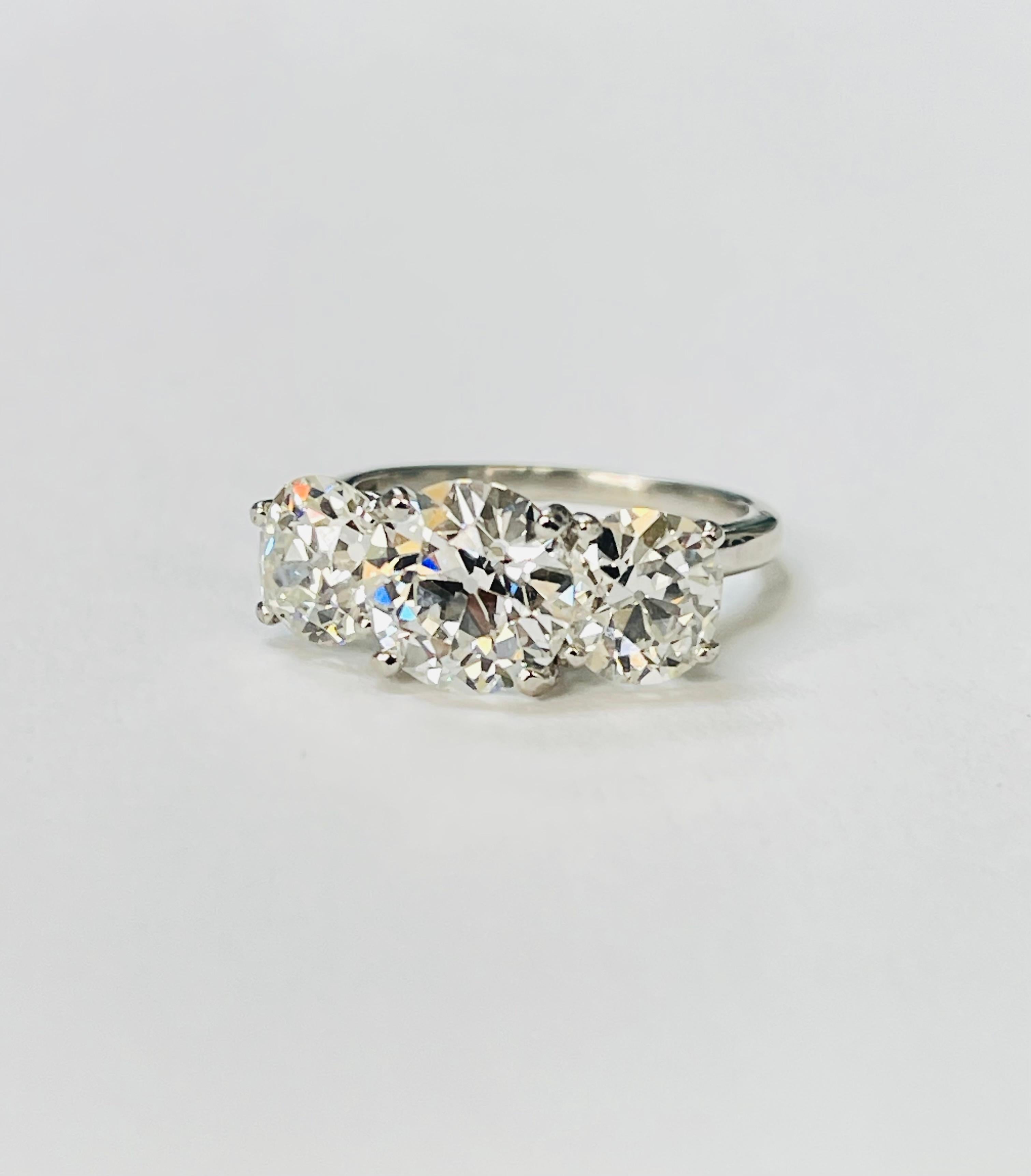 Anillo de compromiso de tres piedras con diamantes talla europea antigua en platino certificado por el GIA. en Nuevo estado para la venta en New York, NY