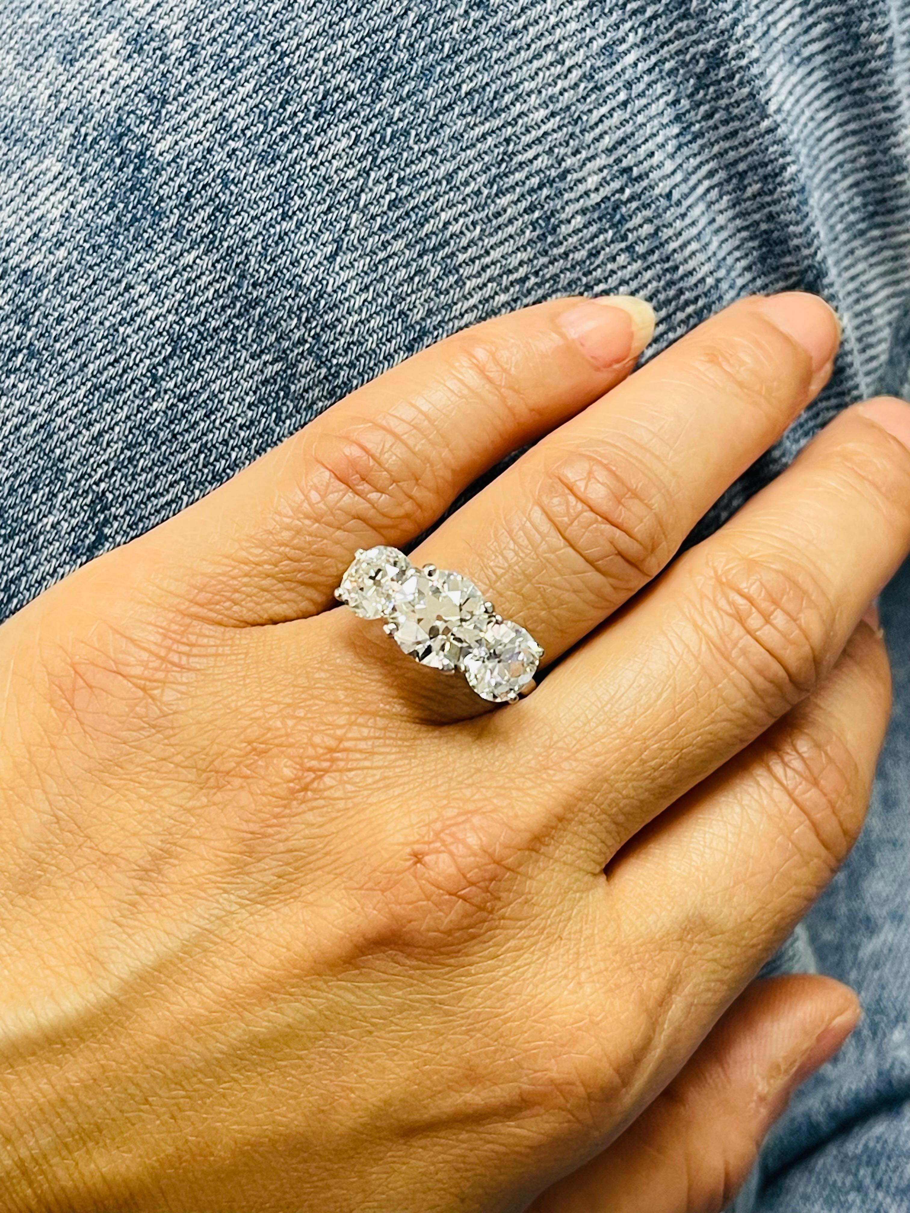 De las mujeres Anillo de compromiso de tres piedras con diamantes talla europea antigua en platino certificado por el GIA. en venta