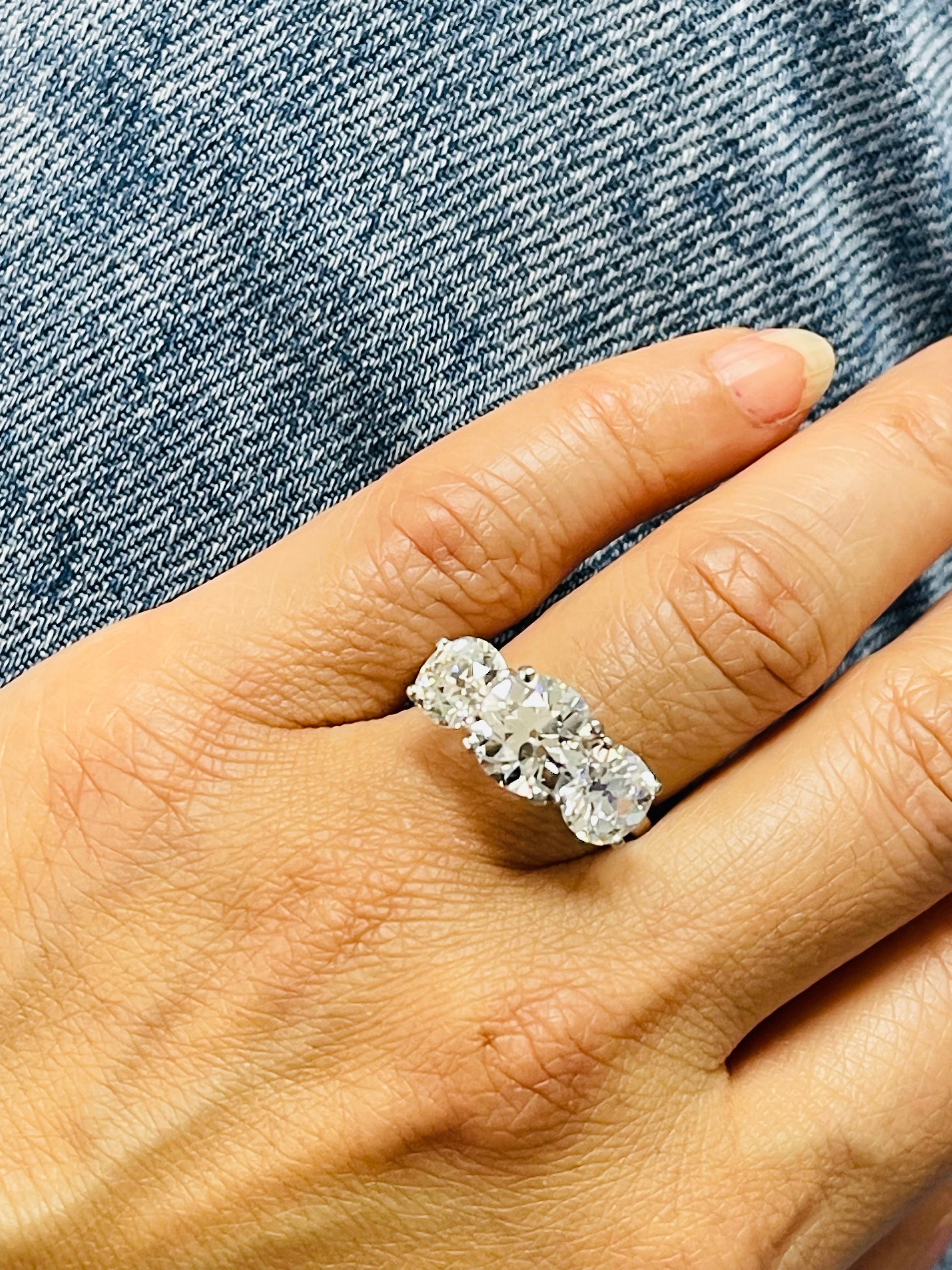 Anillo de compromiso de tres piedras con diamantes talla europea antigua en platino certificado por el GIA. en venta 1