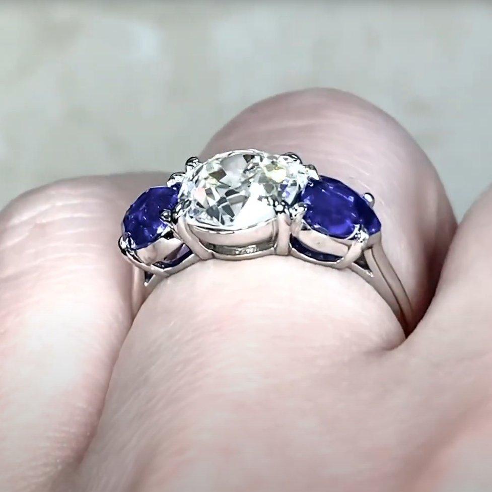 Taille vieille Europe Bague à trois pierres en platine avec diamant taille européenne ancienne (environ 2,00 carats) en vente