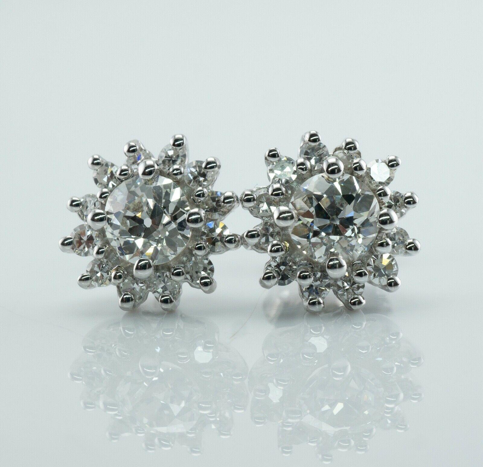 Diese Diamant-Ohrstecker sind aus massivem 14-karätigem Weißgold gefertigt (sorgfältig geprüft und garantiert).
Die Diamanten im alten europäischen Schliff haben jeweils ein Gewicht von 0,50 Karat.
Ein Diamant hat die Reinheit VS2 und die Farbe G.