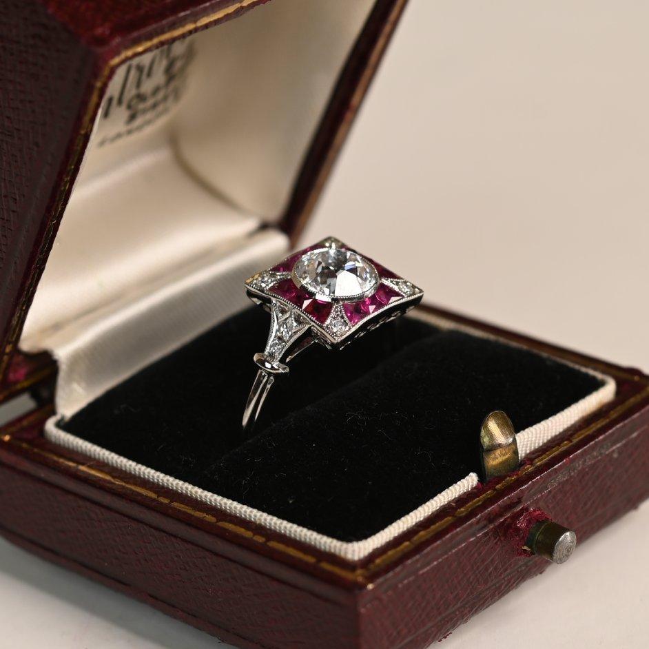 Anello con diamante e rubino taglio europeo antico (GIA circa 1,20 carati), platino In condizioni ottime in vendita a New York, NY
