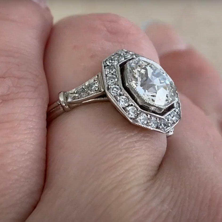 Taglio antico europeo Anello aureola con taglio europeo antico (GIA circa 1,60 carati), purezza VS1, platino in vendita