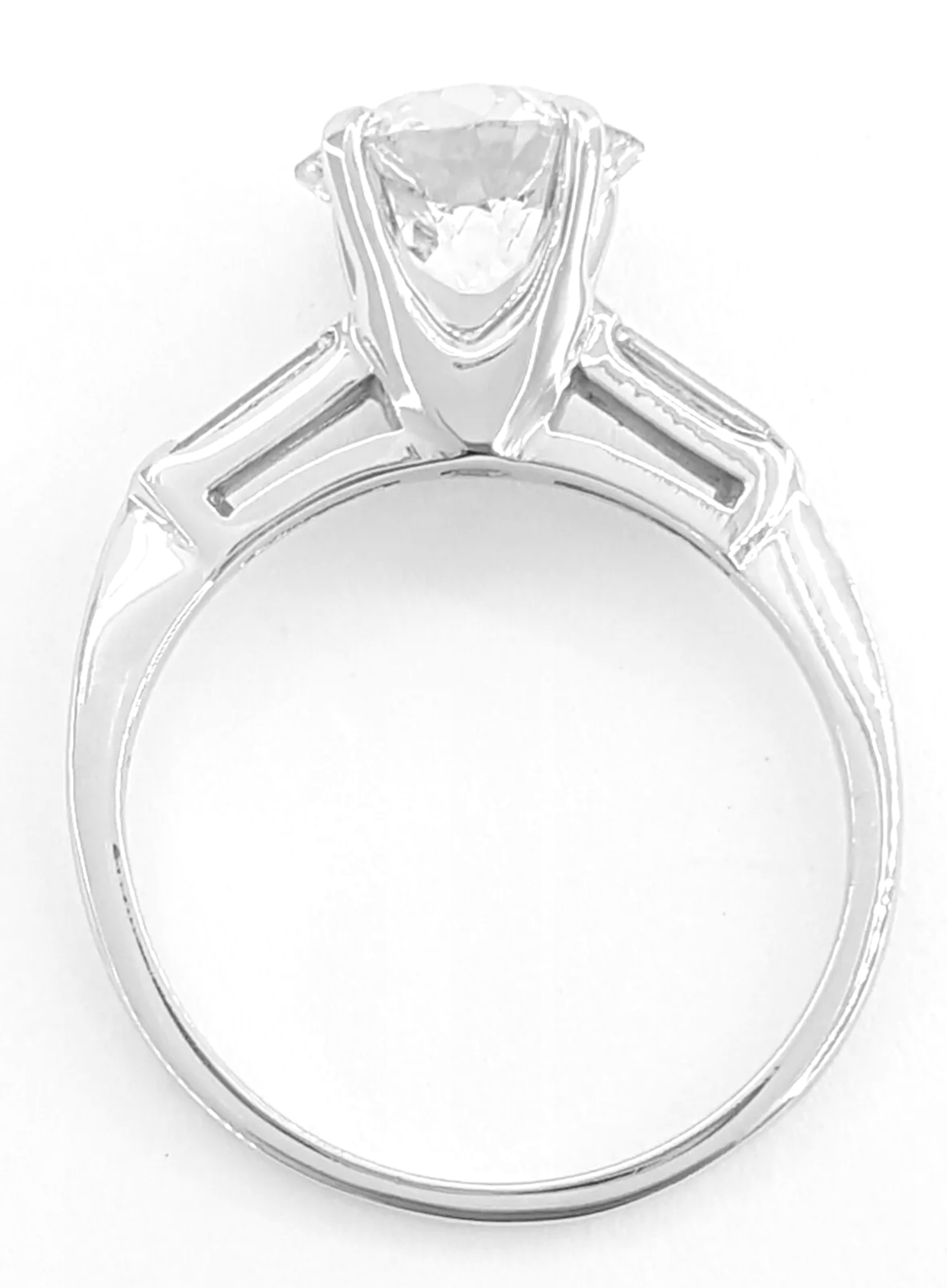 uno splendido anello di fidanzamento/anniversario con tre pietre di diamante antico e taglio europeo in oro bianco 14 carati. Questo squisito pezzo ha un peso totale di diamanti di 1,66 carati, che mette in mostra la bellezza senza tempo del design