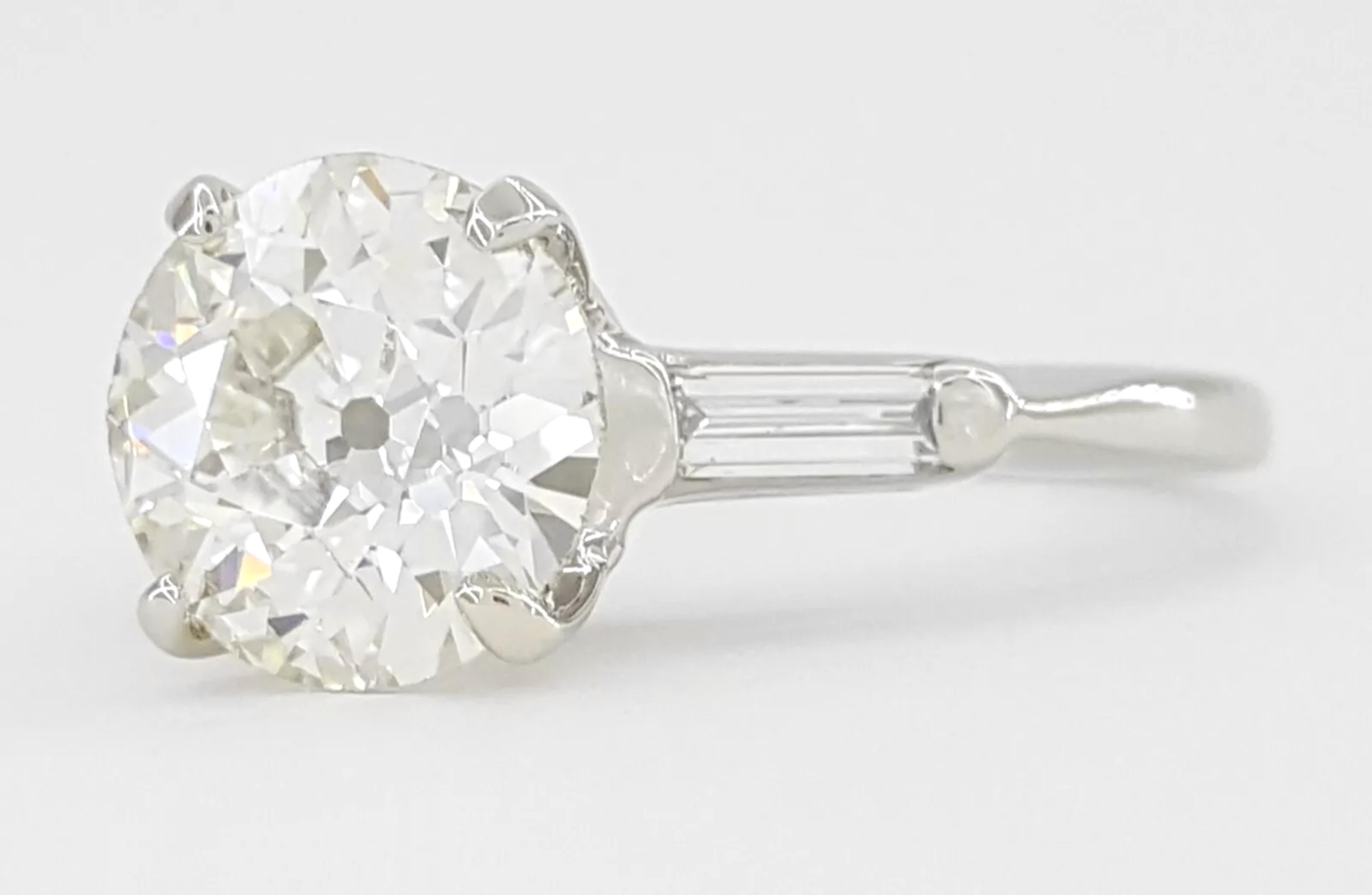 Contemporaneo Anello di fidanzamento/anniversario con diamante a tre pietre di taglio europeo antico in vendita