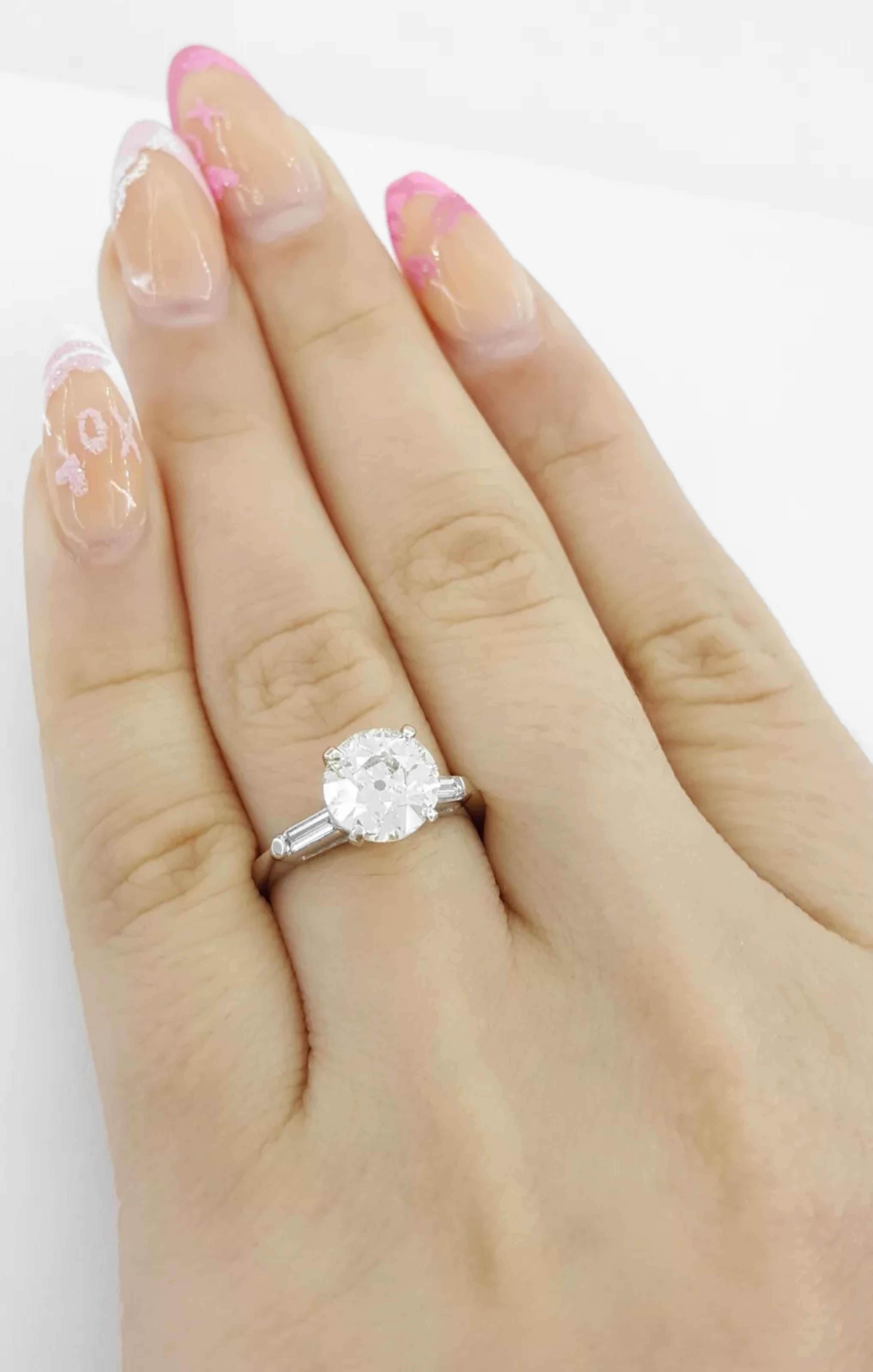 Taglio antico europeo Anello di fidanzamento/anniversario con diamante a tre pietre di taglio europeo antico in vendita