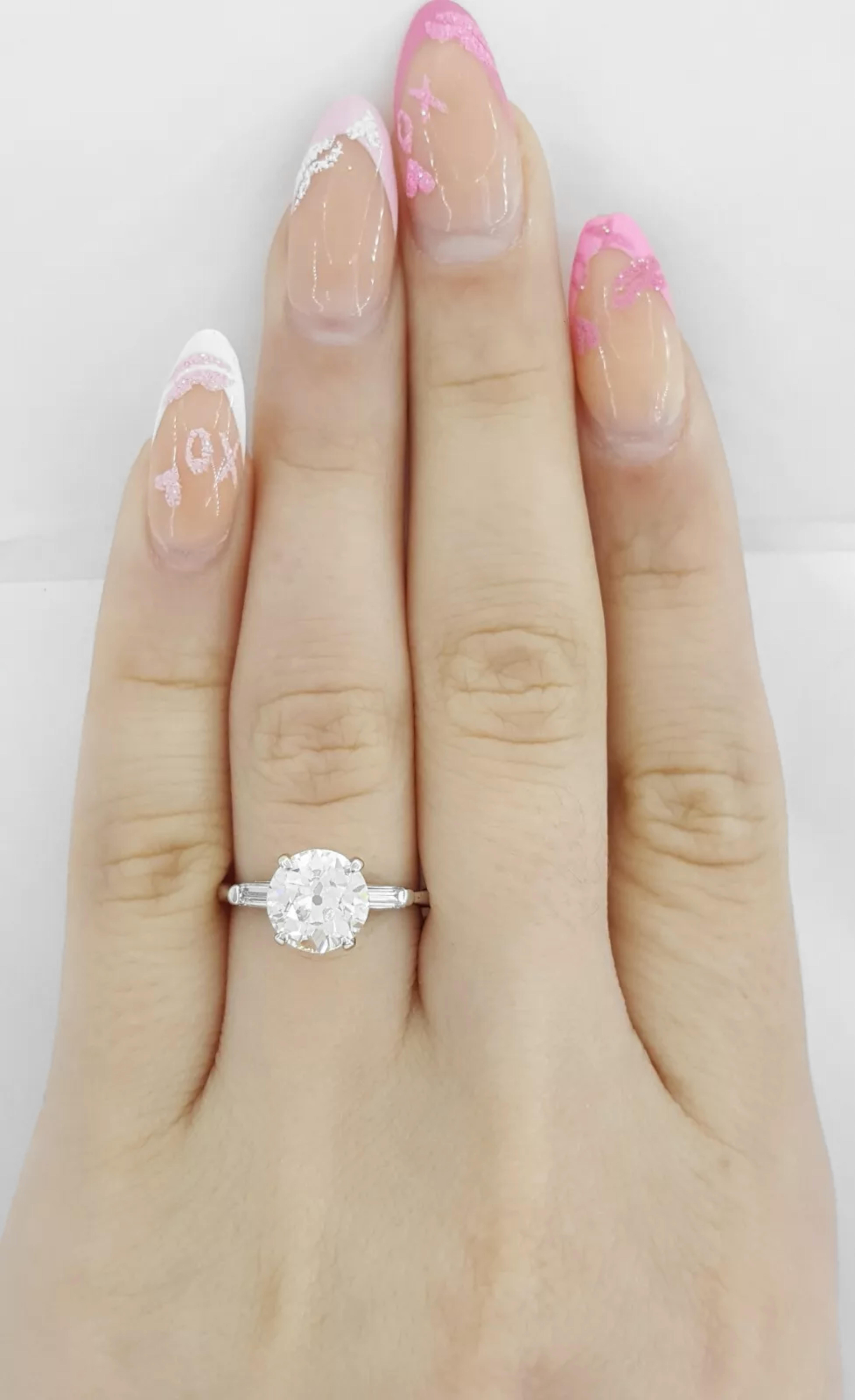 Anello di fidanzamento/anniversario con diamante a tre pietre di taglio europeo antico In condizioni ottime in vendita a Chicago, IL