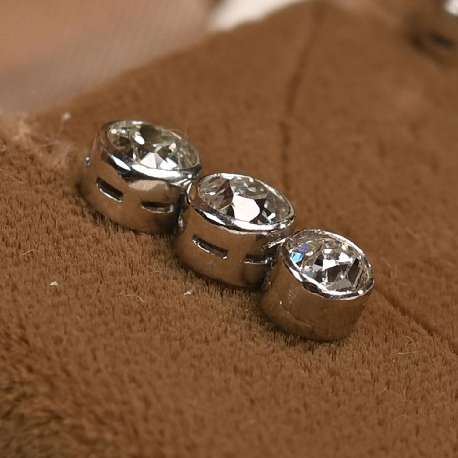 Art déco Boucles d'oreilles pendantes à trois diamants de taille européenne (environ 1,10 carat) en platine en vente