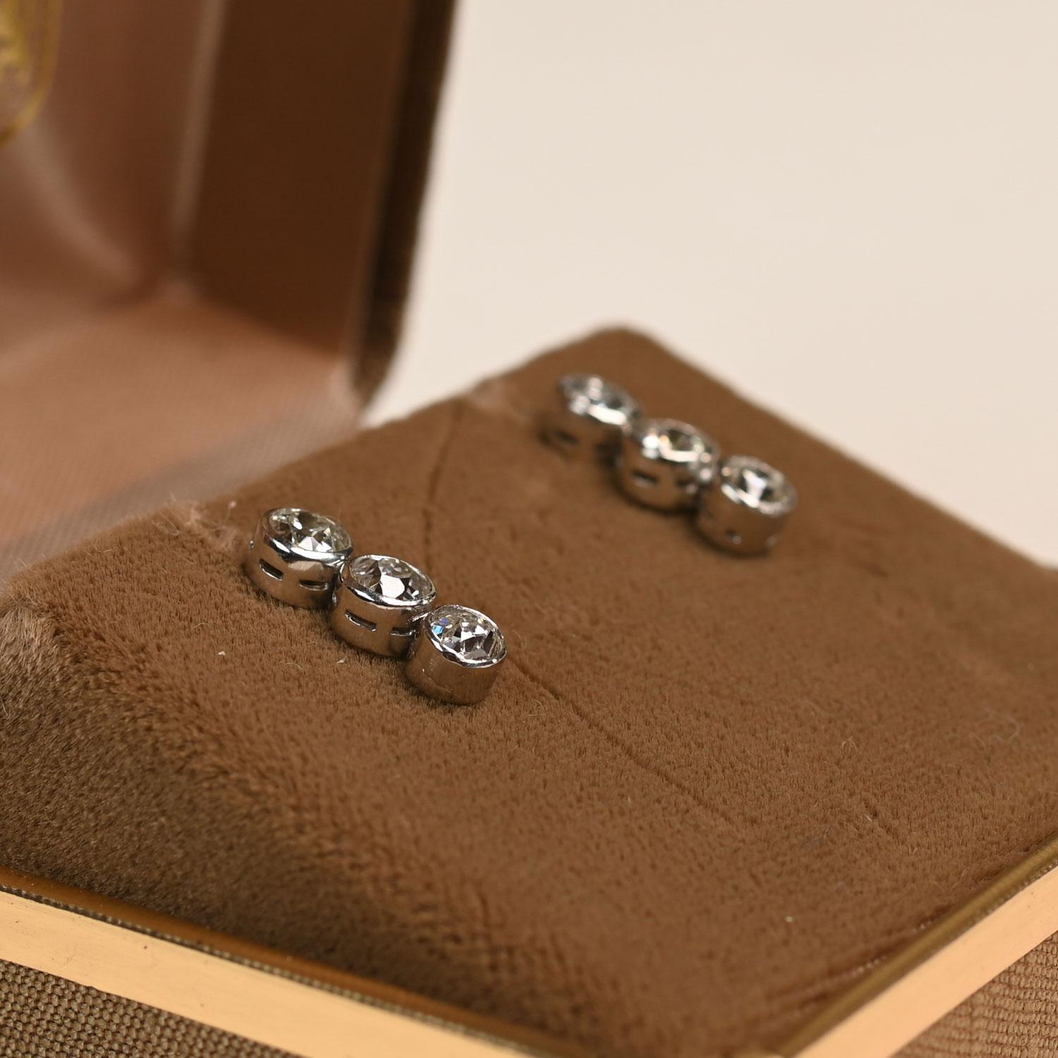 Taille vieille Europe Boucles d'oreilles pendantes à trois diamants de taille européenne (environ 1,10 carat) en platine en vente