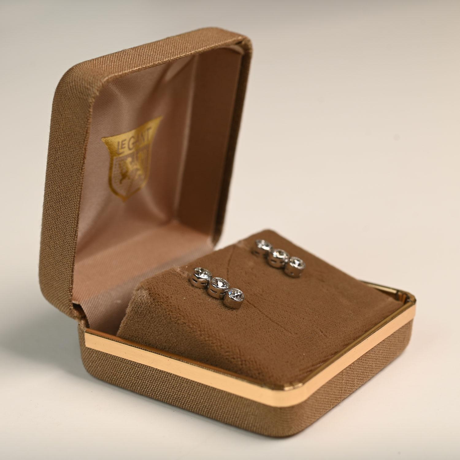 Boucles d'oreilles pendantes à trois diamants de taille européenne (environ 1,10 carat) en platine Excellent état - En vente à New York, NY