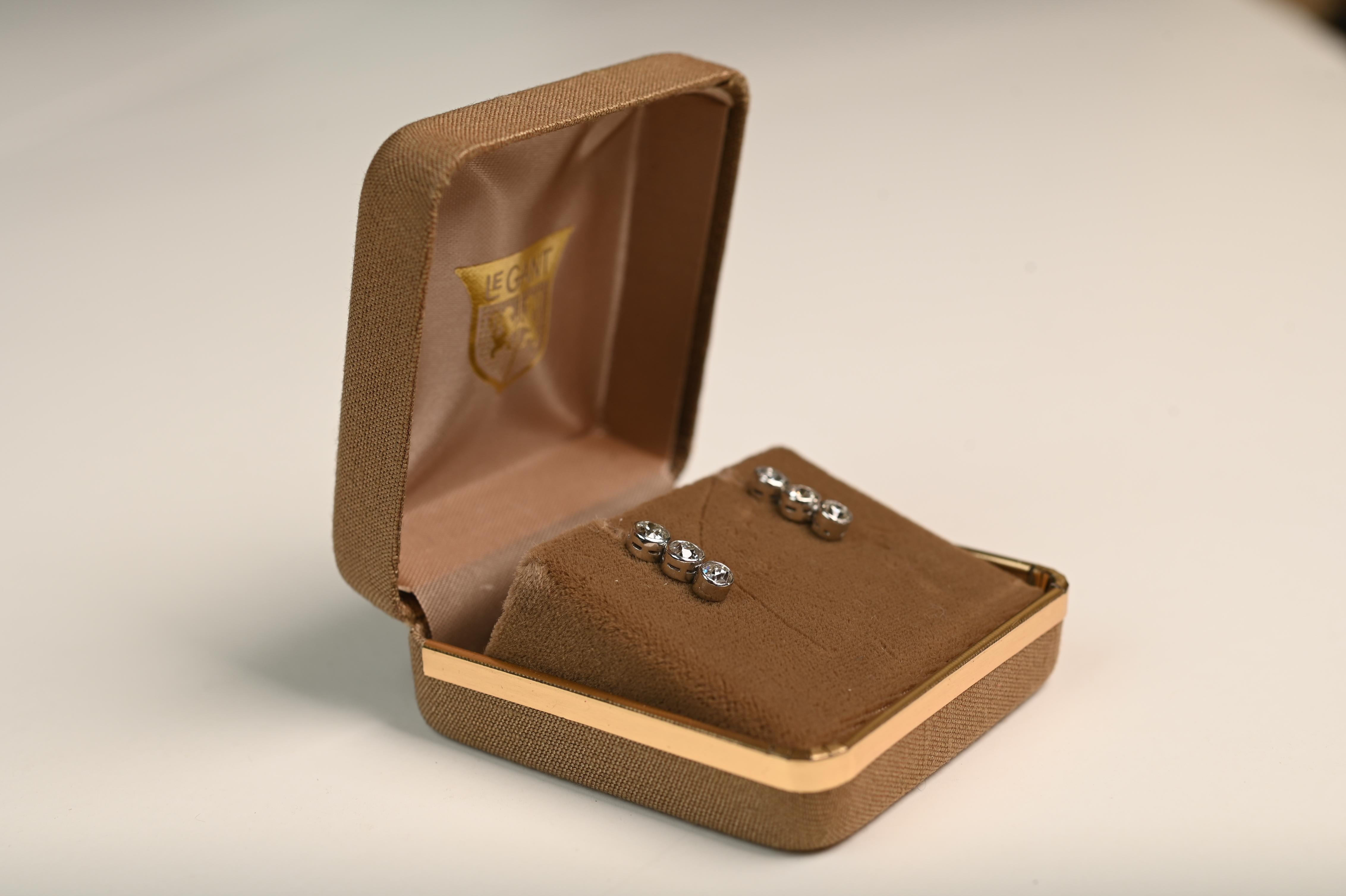 Boucles d
oreilles pendantes à trois diamants de taille européenne (environ 1,10 carat) en platine