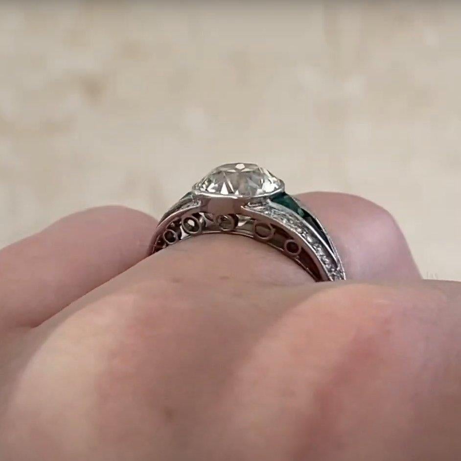 Anello con diamante europeo antico (circa 1,70 carati), smeraldo e onice a grappolo In condizioni ottime in vendita a New York, NY