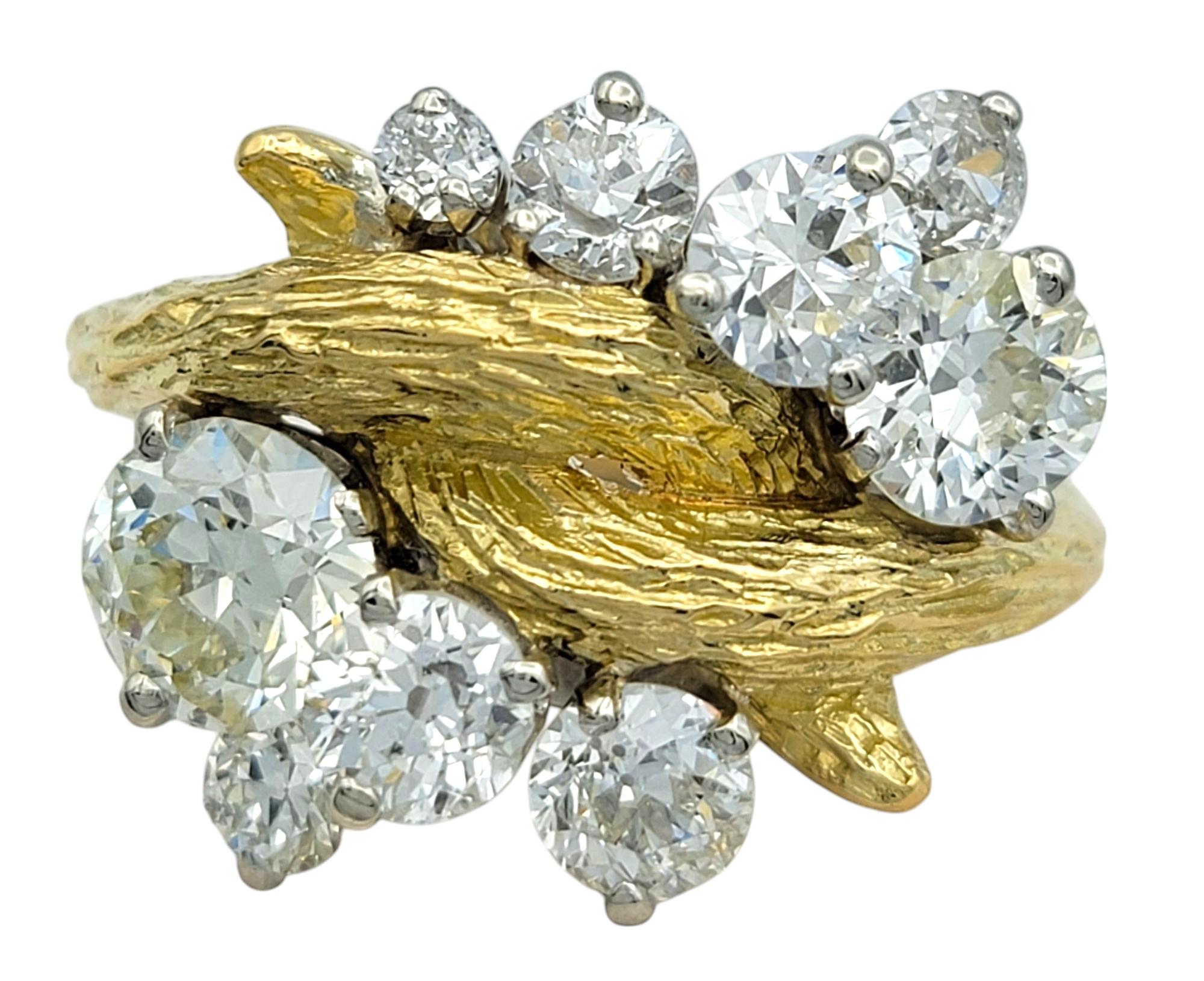 Misura dell'anello: 8.75

Una squisita miscela di arte ispirata alla natura ed eleganza vintage, questo anello di diamanti di grande effetto è un vero e proprio pezzo forte. Disegnato con un motivo a finto bois (venature del legno), questo anello è