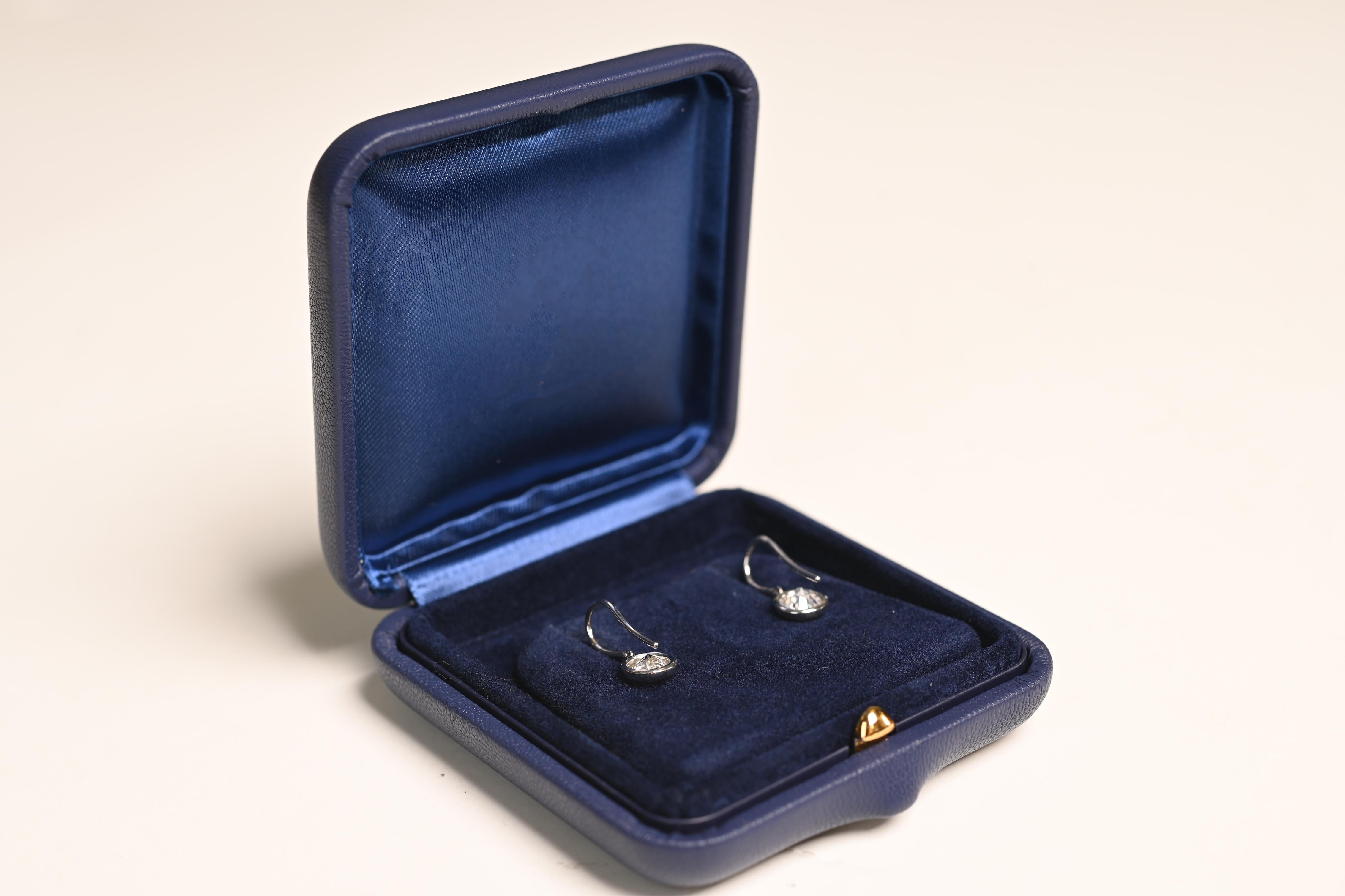 Taille vieille Europe Boucles d'oreilles pendantes en platine avec diamant de taille européenne ancienne (environ 1,2 carats) en vente