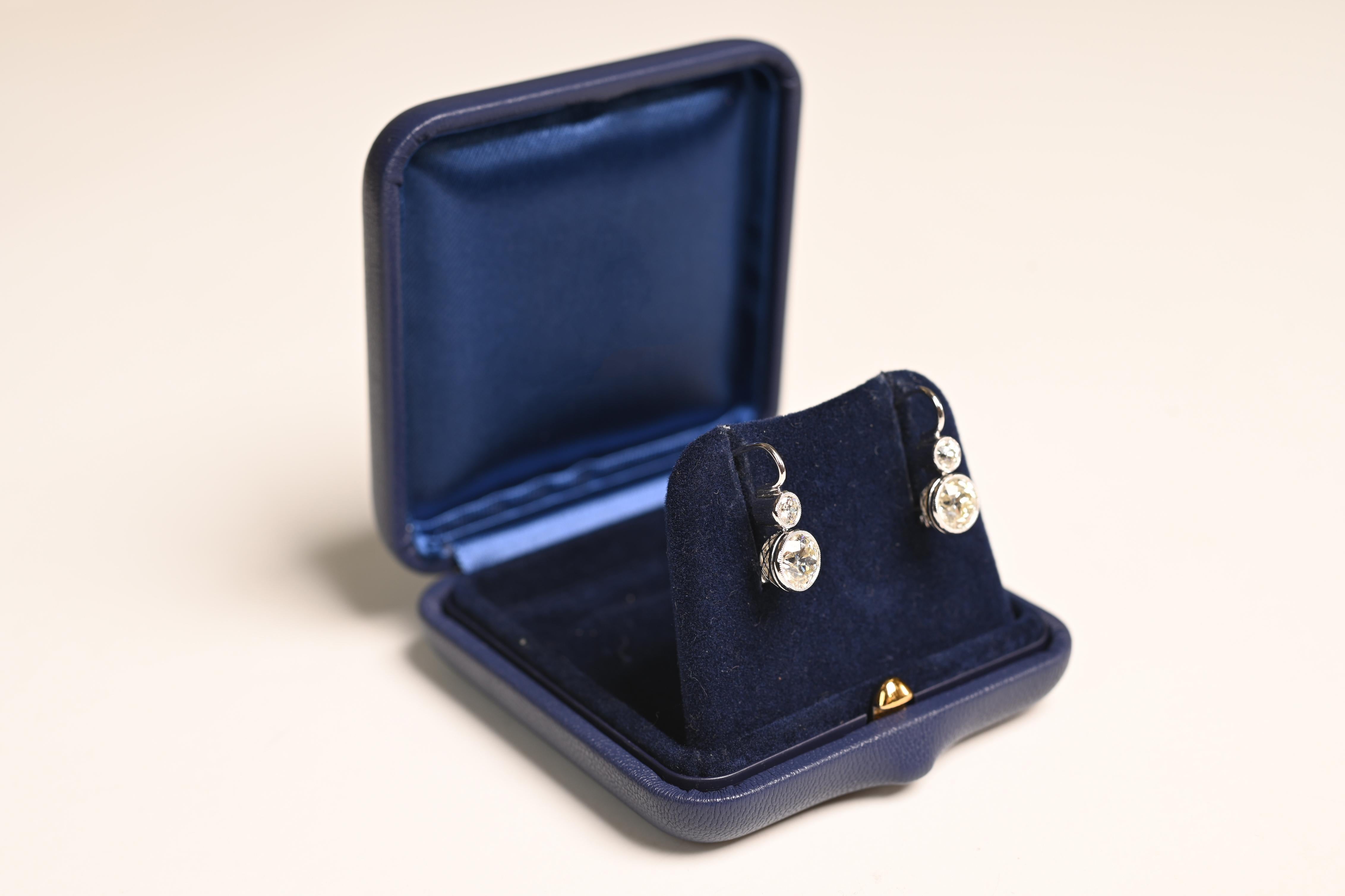 Cette exquise paire de boucles d'oreilles en diamant présente un design intemporel, avec deux diamants de taille européenne ancienne sertis sur chaque boucle d'oreille. Les diamants inférieurs, d'un poids total d'environ 2,8 carats, constituent le