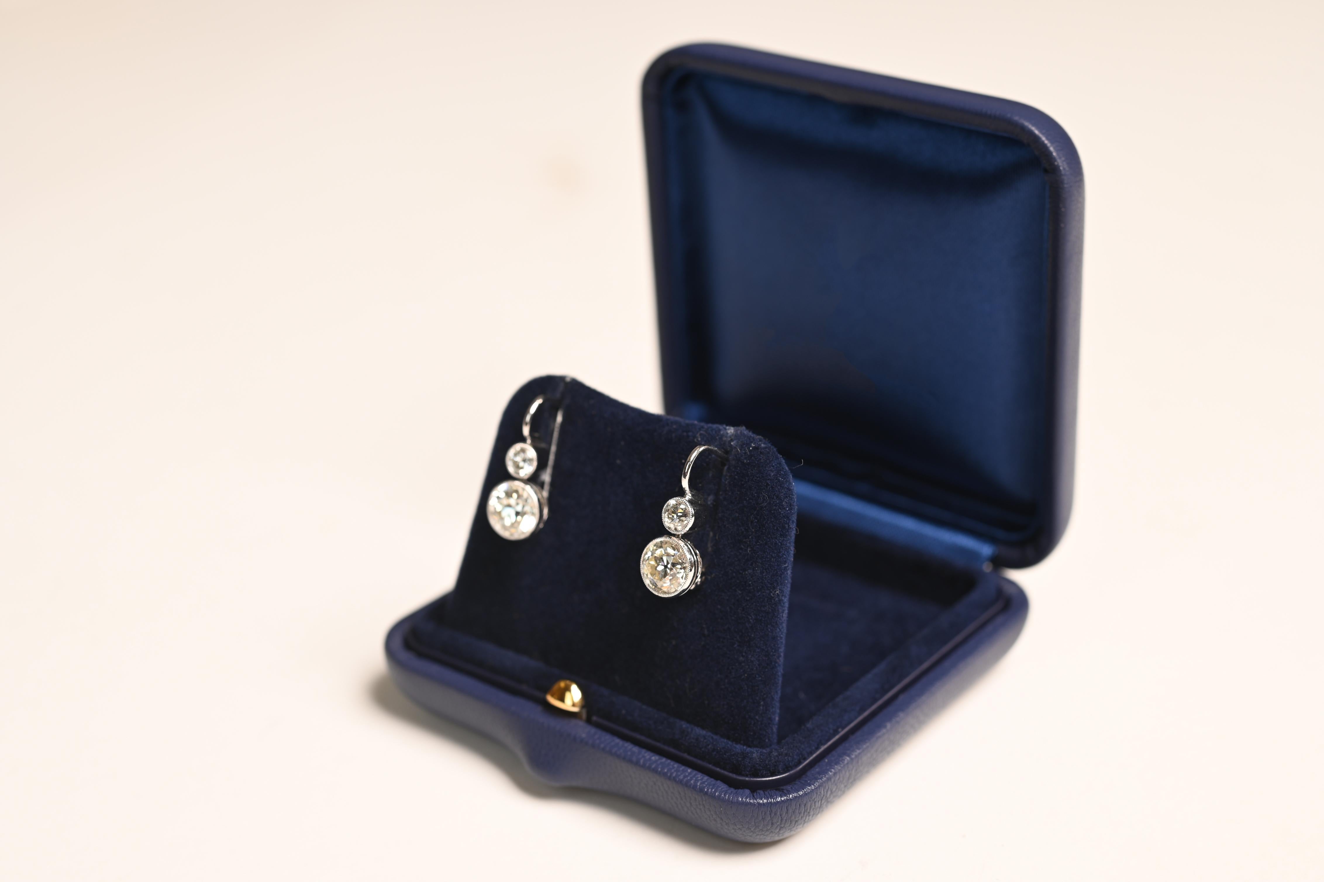 Art déco Boucles d'oreilles en platine avec diamants de taille européenne ancienne (environ 2,8 carats), pureté VS1 en vente