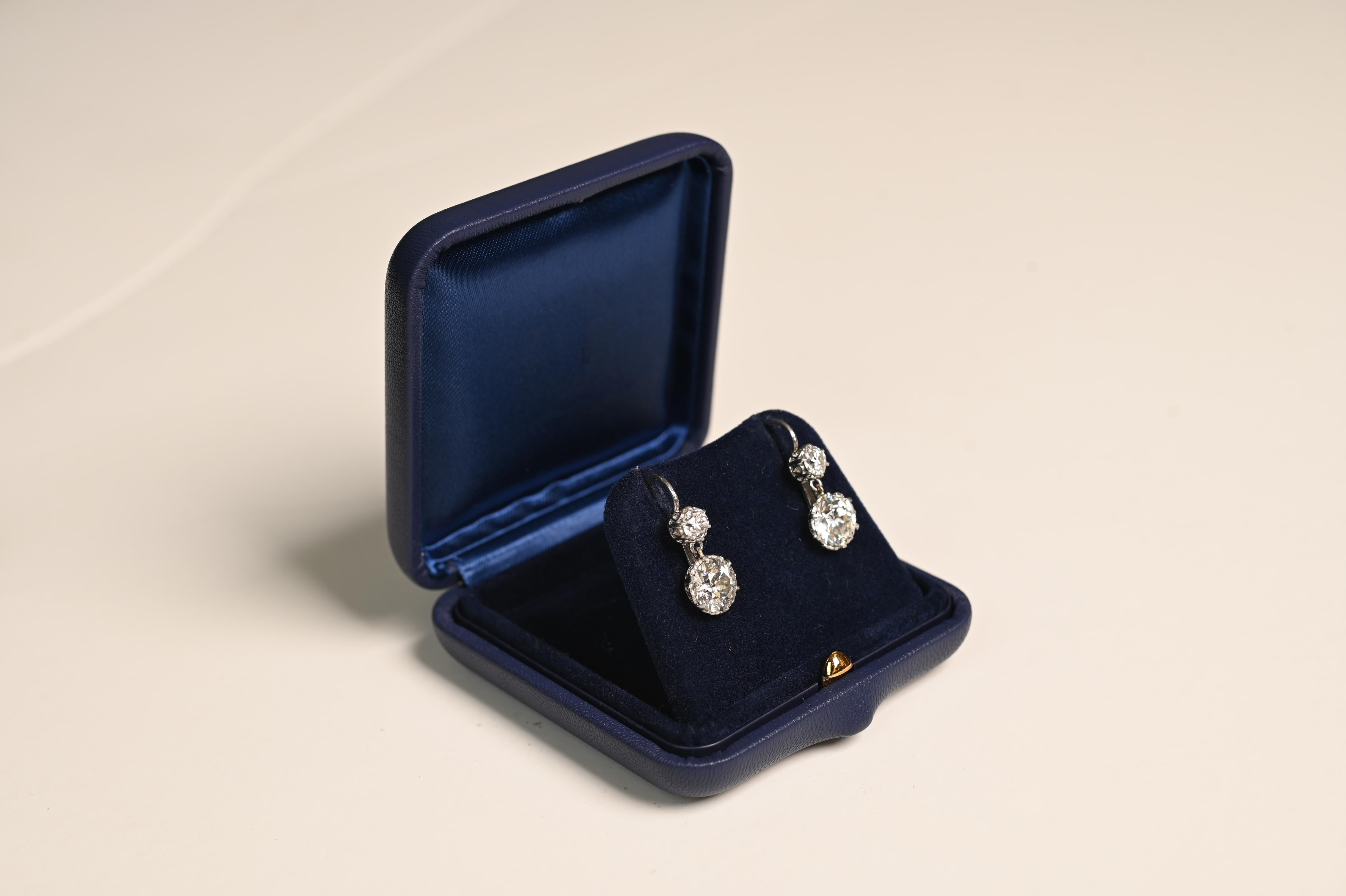 Uno splendido paio di orecchini a goccia di epoca edoardiana, circa 1900, realizzati in platino e che mostrano la delicata arte dell'epoca. Ogni orecchino è caratterizzato da due diamanti taglio vecchio europeo incastonati, che si distinguono per la