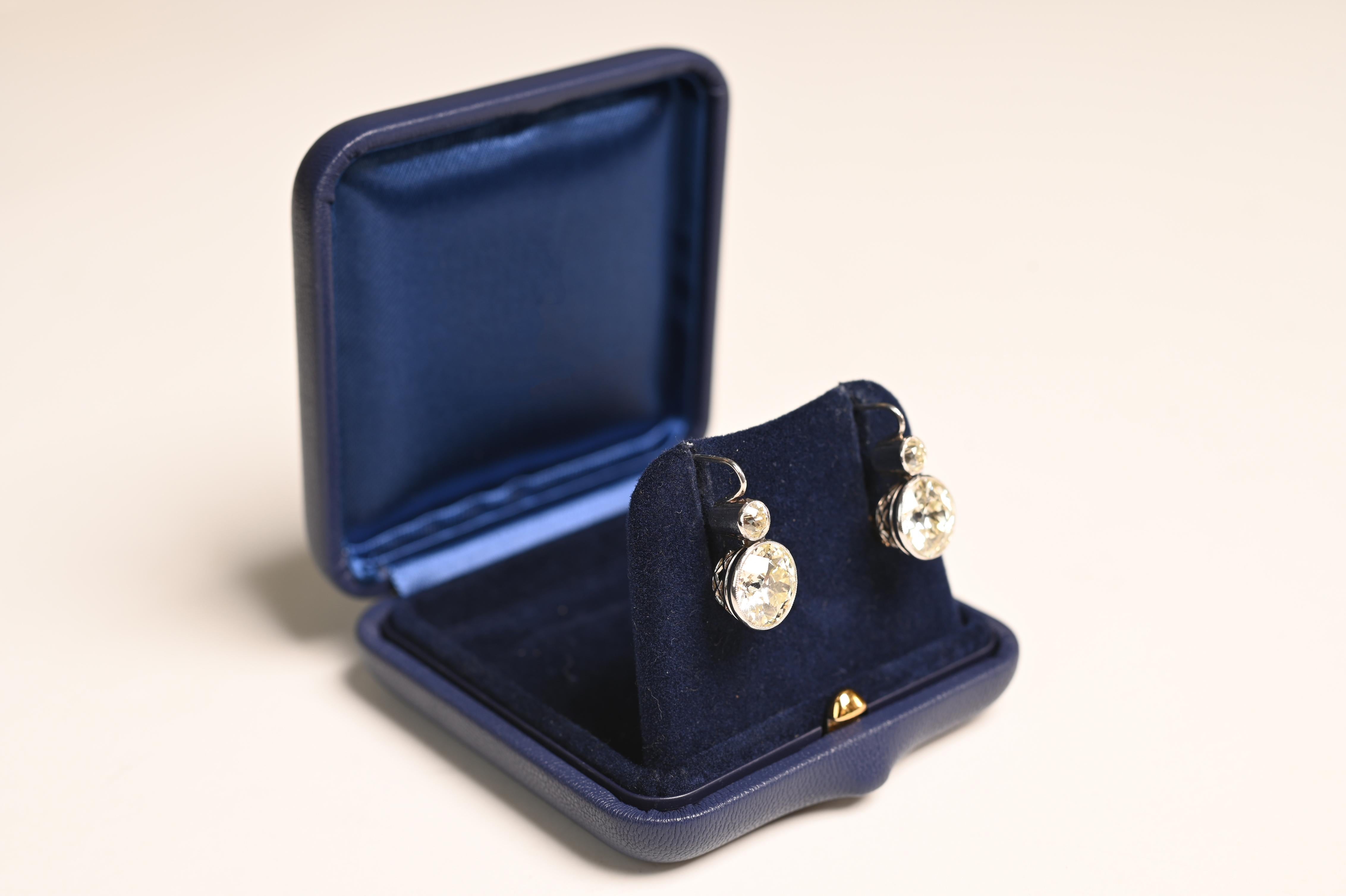 Nous vous présentons une magnifique paire de boucles d'oreilles en diamant de taille européenne ancienne, serties de manière experte dans une monture en platine méticuleusement fabriquée à la main. Ces boucles d'oreilles présentent un remarquable
