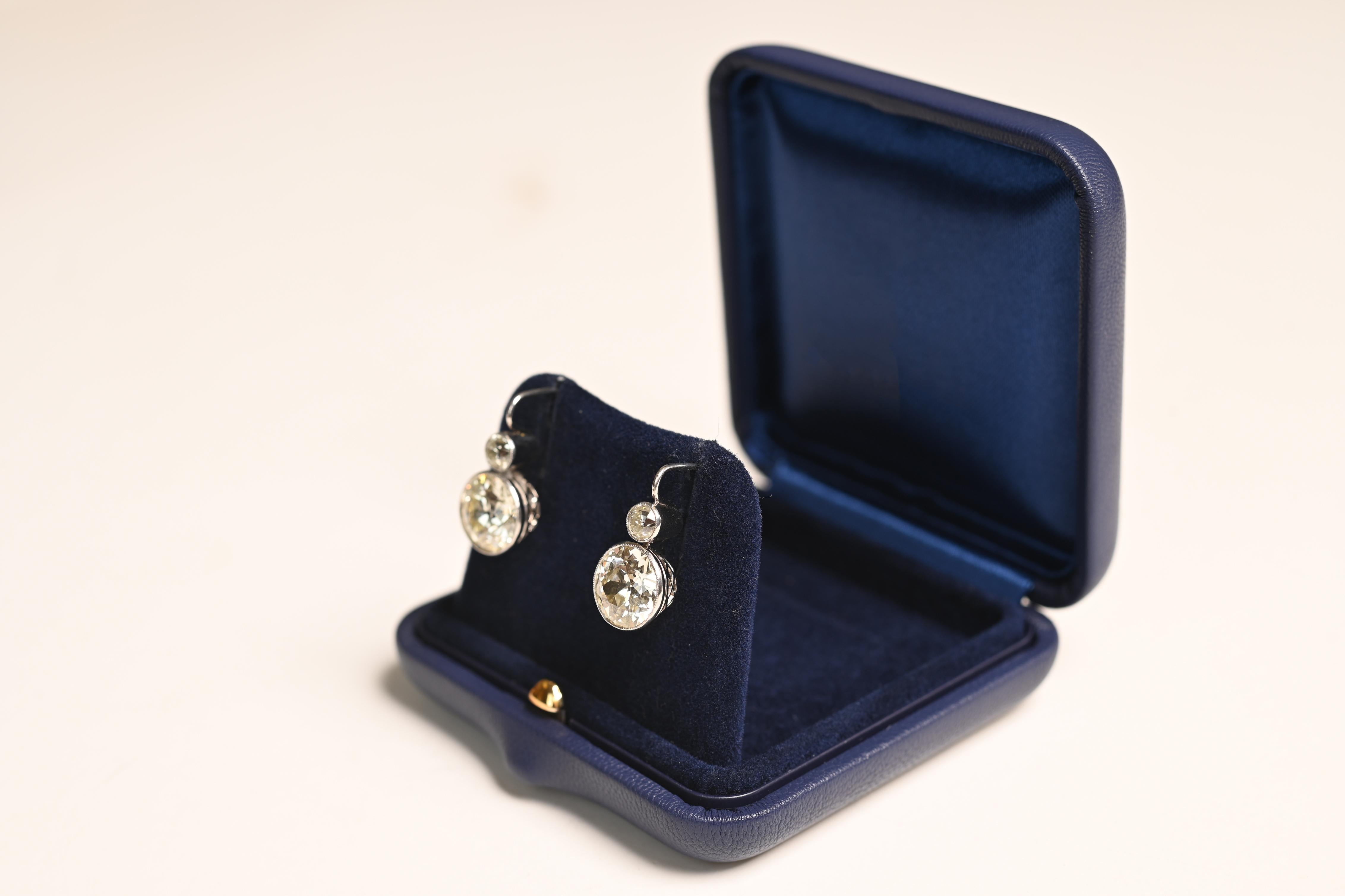 Art déco Boucles d'oreilles en or jaune 18 carats et diamants taille vieille Europe (environ 7,50 carats) en vente