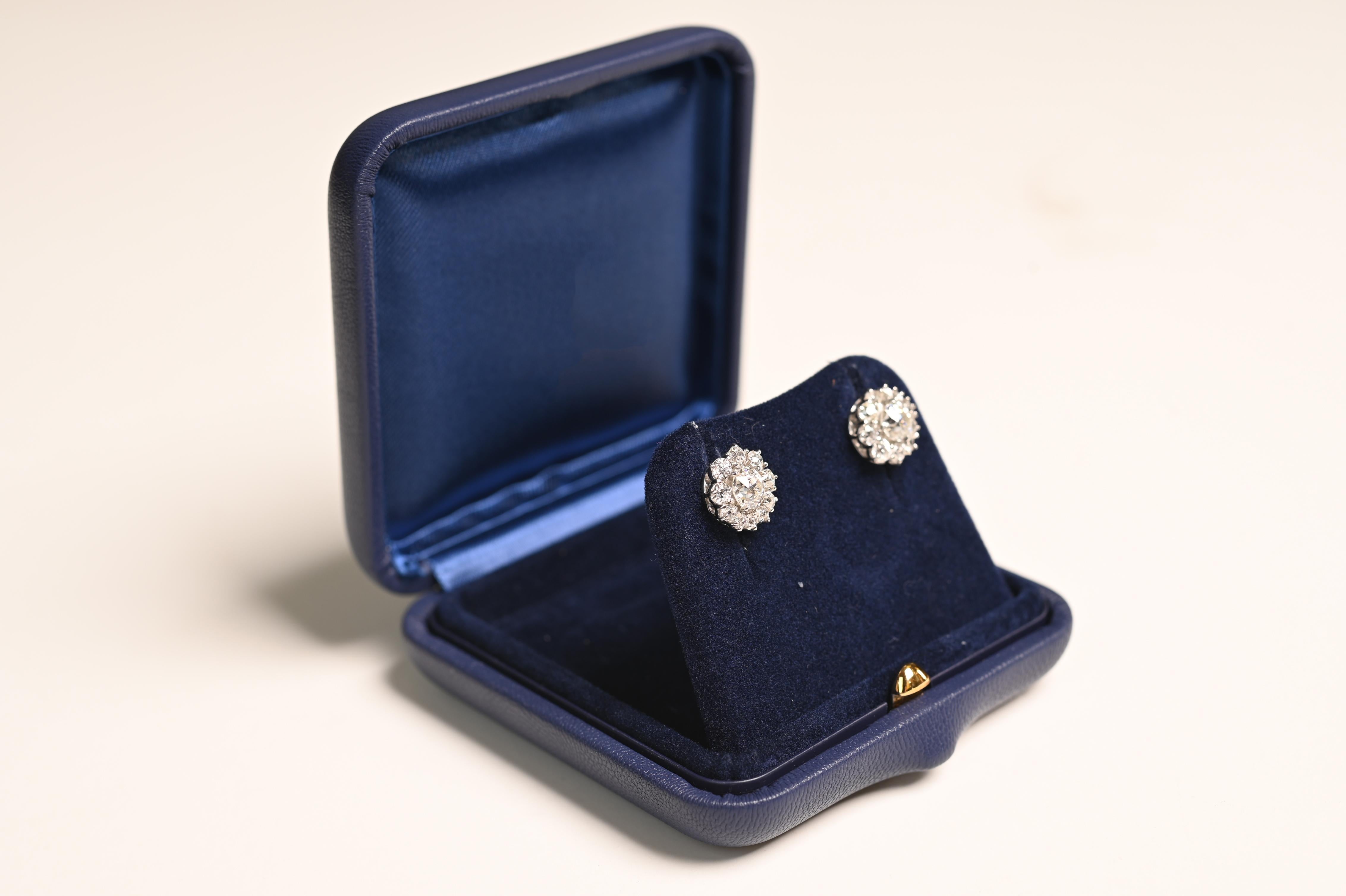 Ces étonnantes boucles d'oreilles à grappes de diamants présentent en leur cœur des diamants de taille européenne ancienne certifiés par la GIA, chacun d'entre eux étant serti sur des griffes. Les diamants centraux pèsent environ 0,60 carat et