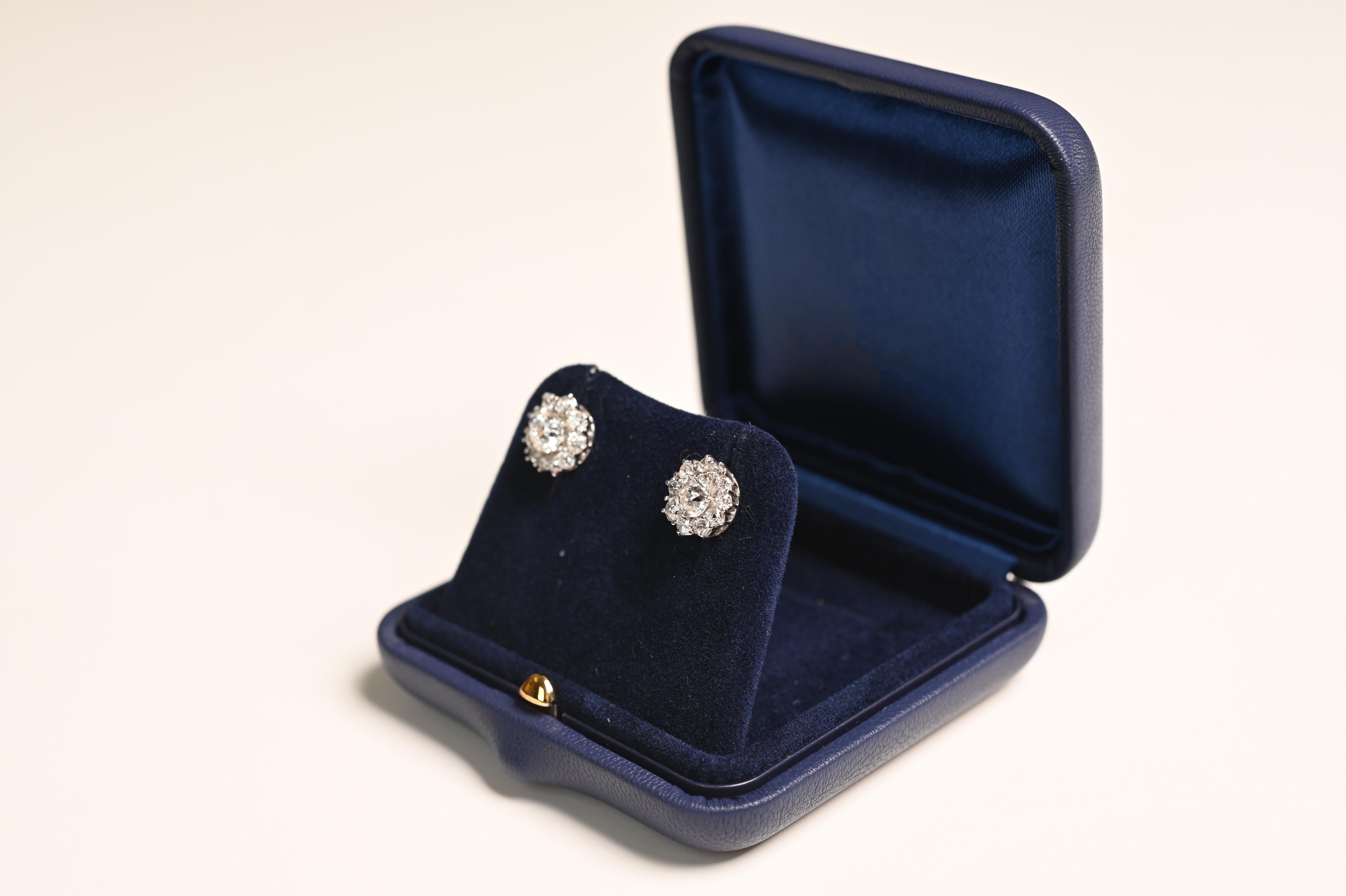 Art déco Boucles d'oreilles composées de diamants anciens de taille européenne (GIA environ 0,60 carats et 0,65 carats), platine en vente