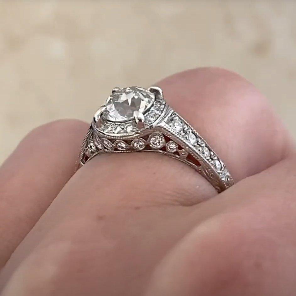 Taille vieille Europe Bague de fiançailles en platine avec diamant européen ancien (environ 0.90 carats) en vente