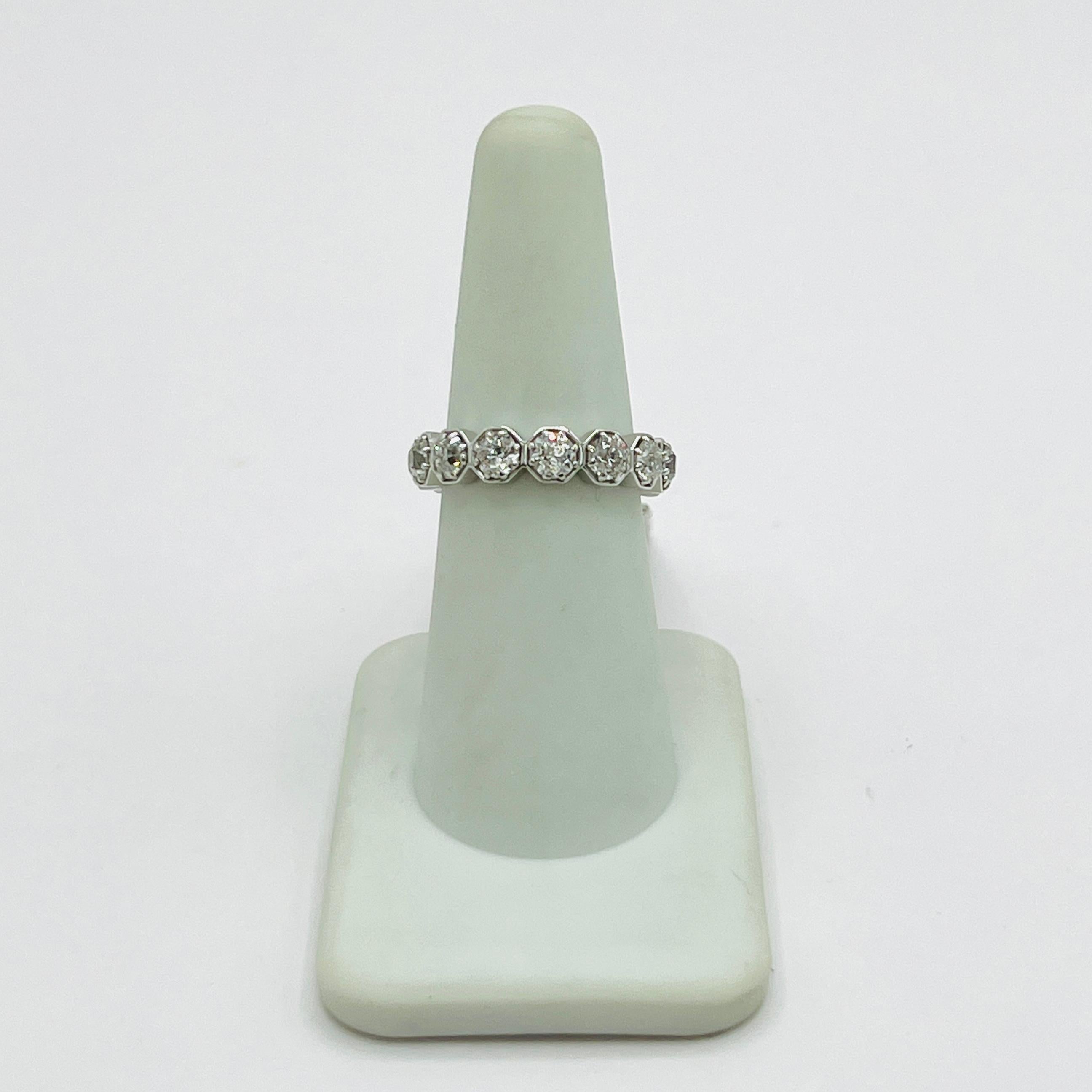 Taglio antico europeo Old European Diamond Eternity Band Ring in Platinum in vendita
