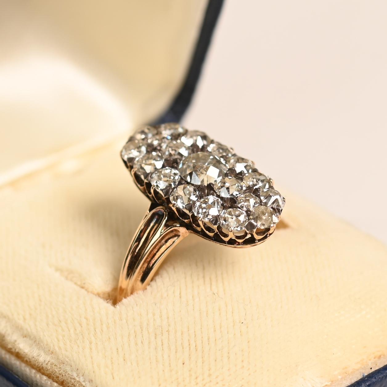 Questo squisito anello di epoca vittoriana mette in mostra un gruppo mozzafiato di diamanti europei e di diamanti tagliati da miniera, che riflettono la maestria artigianale della fine del XIX secolo. Il cuore di questo gioiello è costituito da un