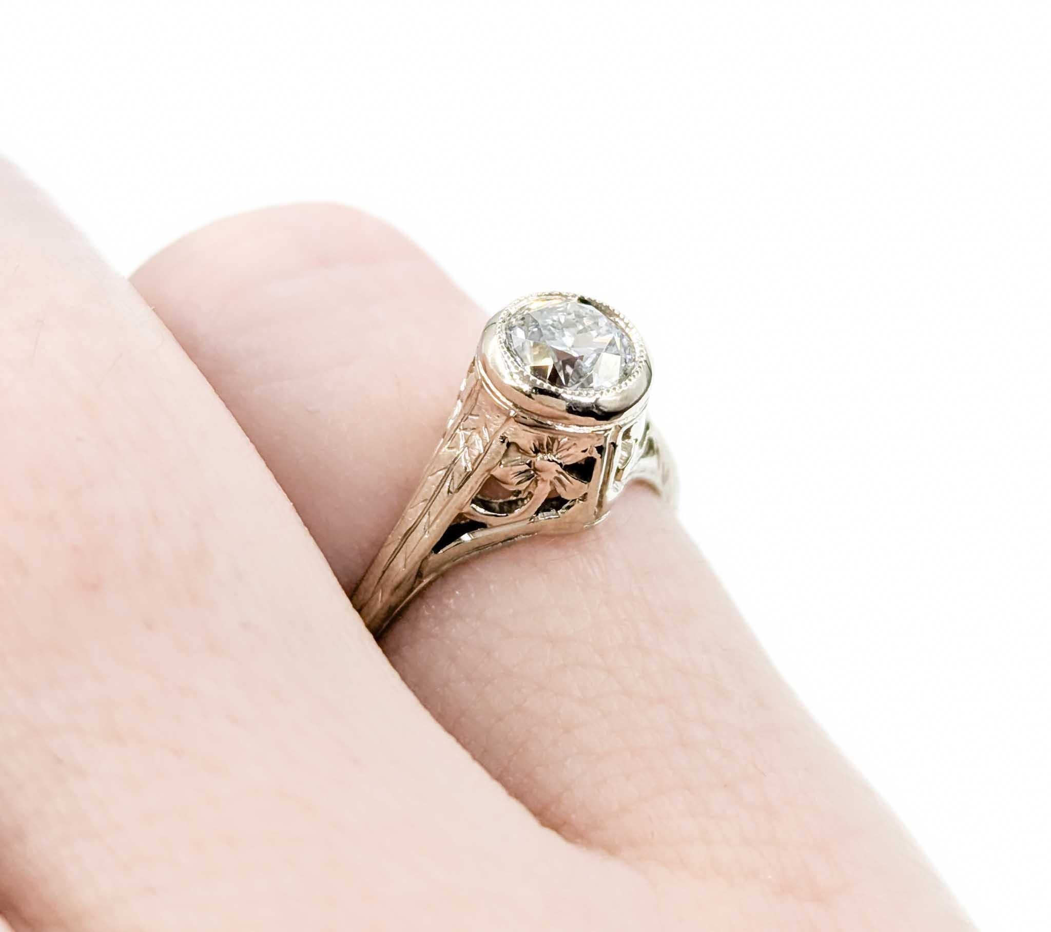 Art déco Bague européenne ancienne en or blanc 14 carats en vente