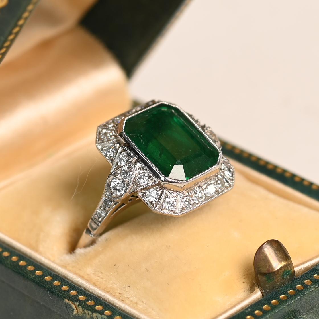 Wir präsentieren einen außergewöhnlichen Platinring, dessen Herzstück ein bemerkenswerter natürlicher Smaragd mit einem Gewicht von ca. 4,30 Karat ist. Dieser bezaubernde Edelstein besticht durch seine leuchtend grüne Farbe, eine Eigenschaft, die