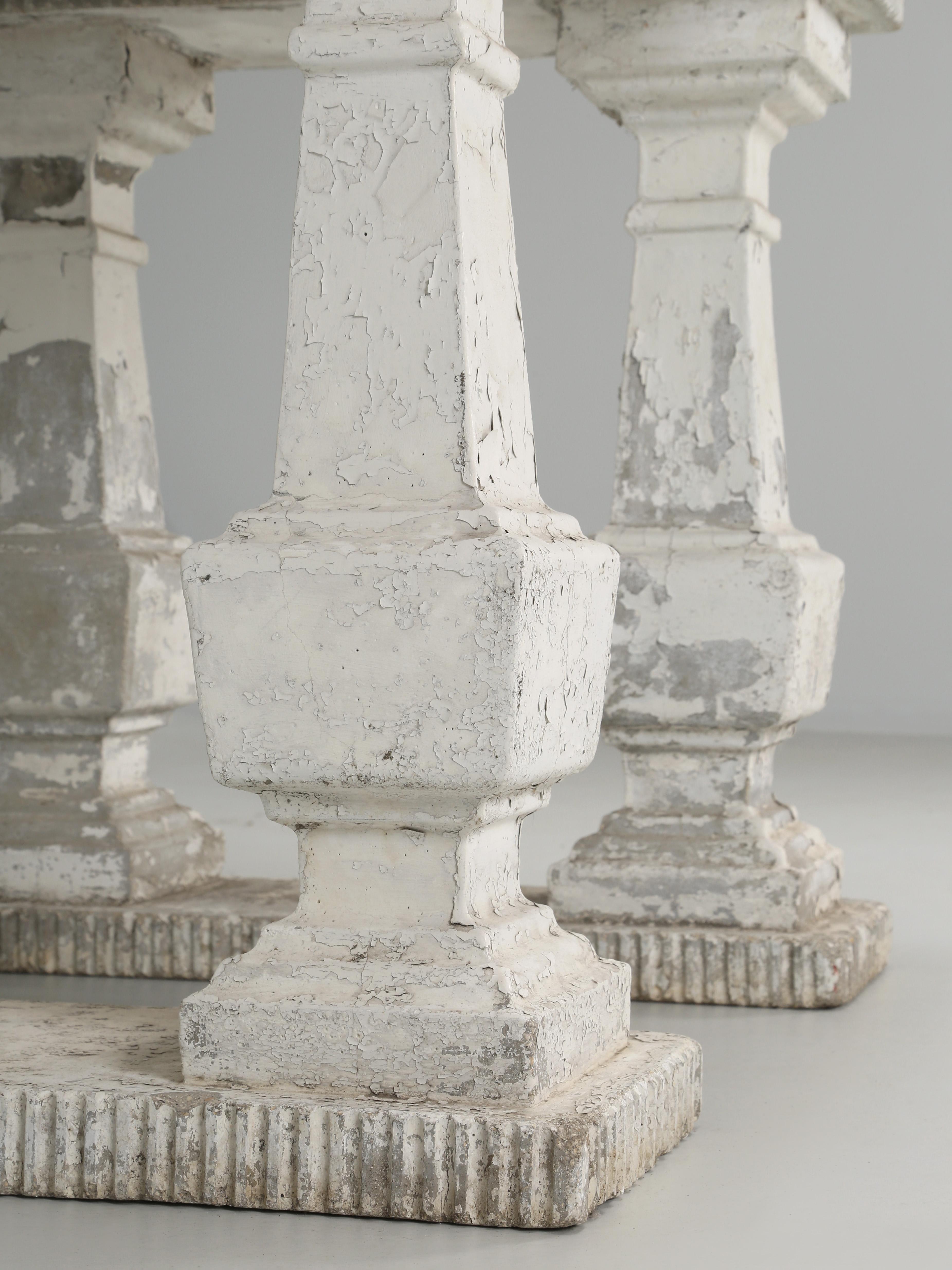 Old European Fluted Concrete-Tisch für den Außen- oder Innenbereich auf vier Säulensockeln  im Angebot 3