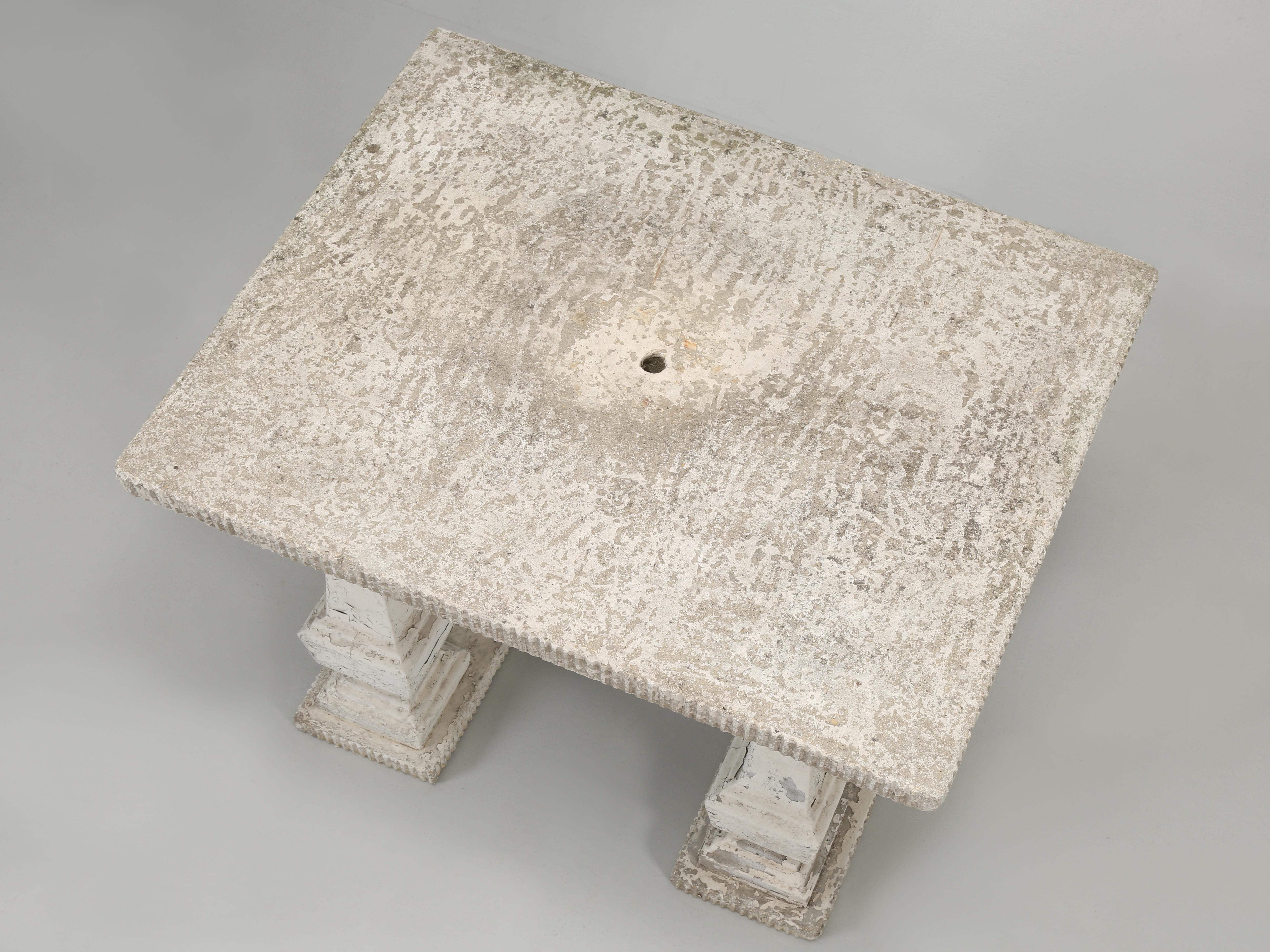 Old European Fluted Concrete-Tisch für den Außen- oder Innenbereich auf vier Säulensockeln  (Französisch) im Angebot