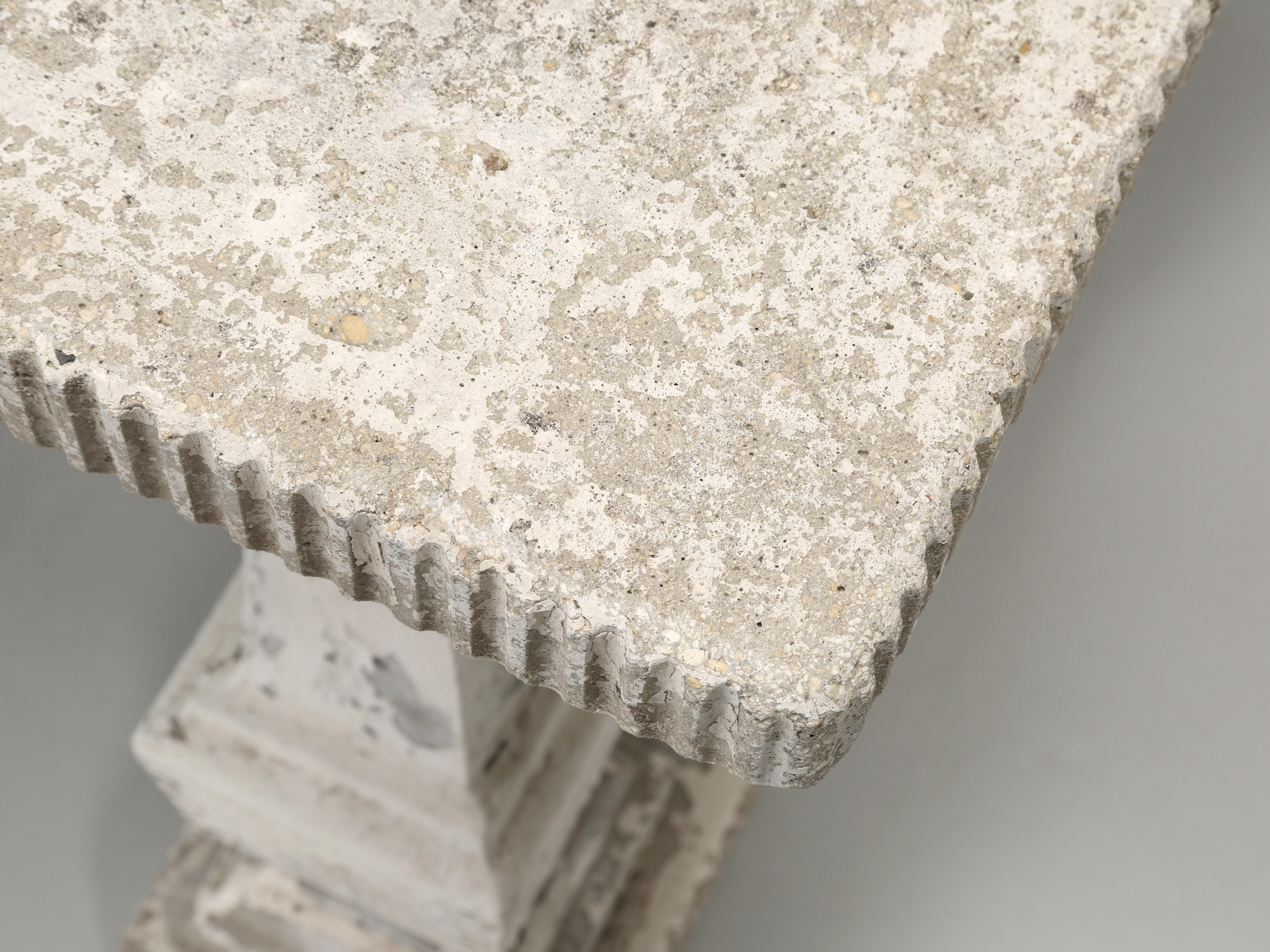 Old European Fluted Concrete-Tisch für den Außen- oder Innenbereich auf vier Säulensockeln  im Zustand „Gut“ im Angebot in Chicago, IL