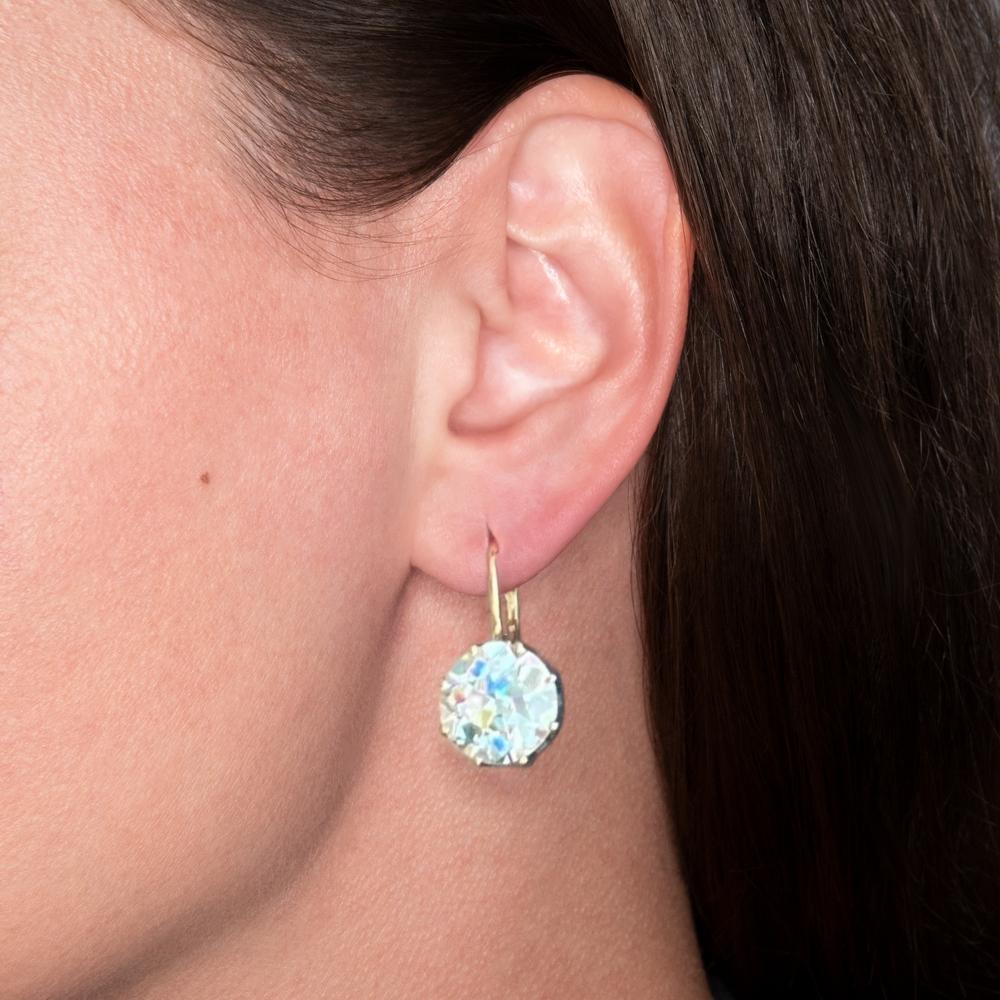 Uno squisito paio di orecchini con diamanti europei antichi incastonati in oro giallo 18 carati

Entrambi i diamanti sono enormi e bellissimi, pieni di scintille!