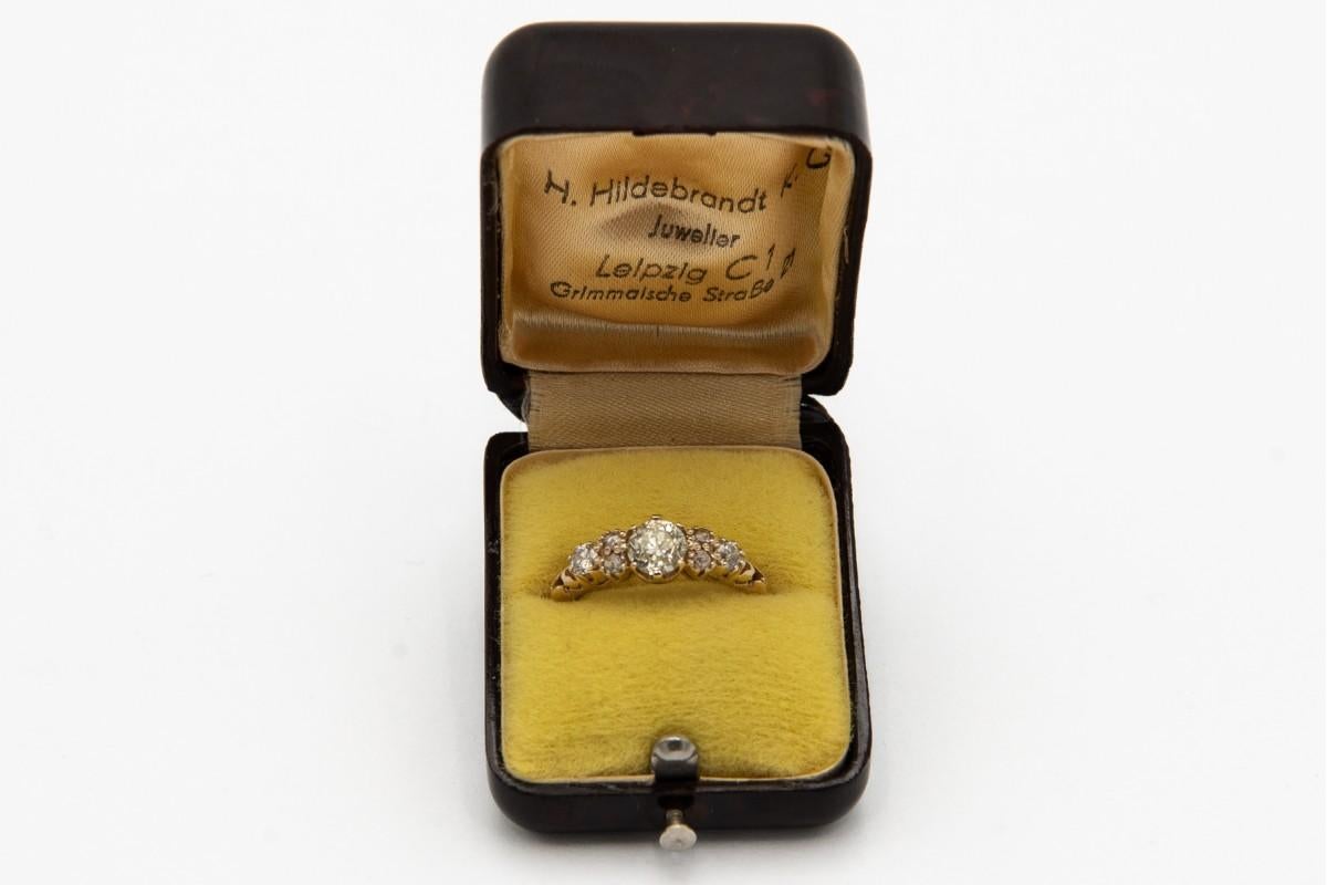 Beautiful timeless elegance.

Old gold ring made of 0.585 yellow gold, studded with 1.20ct diamonds!

Central old-cut diamond weighing 0.80ct surrounded by 6 diamonds with a total weight of 0.40ct

Time of creation: mid 20th century

Very good