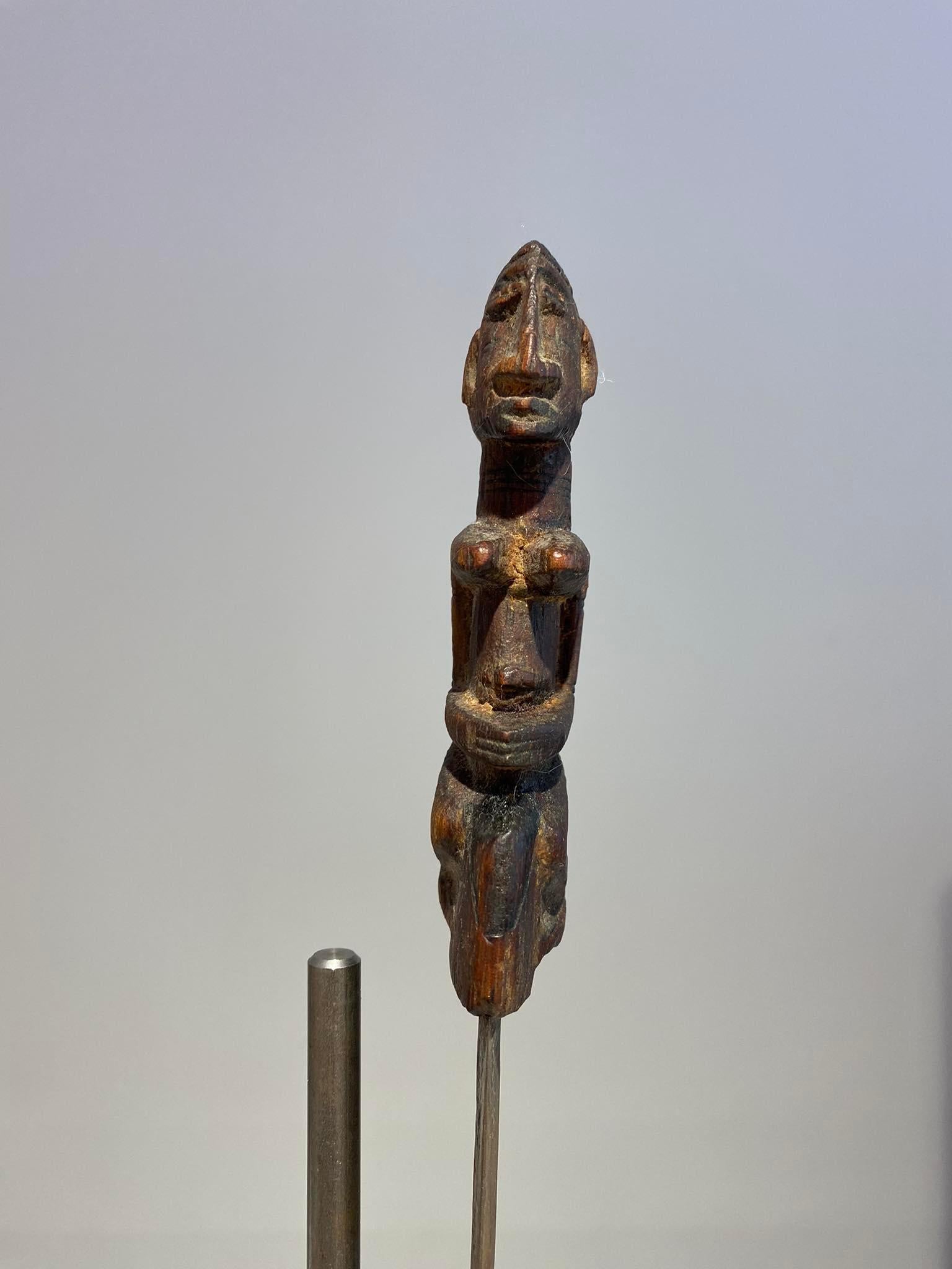 Old Exceptional Rare Circumcision Knife From The Dogon Tribe Mali Bandiagara African Art 19th century Anthropomorphic Figure
People: Dogon
Country: Mali
Period: 19th century / Early 20th century
Length: 31 cm (the wooden handle / woman =