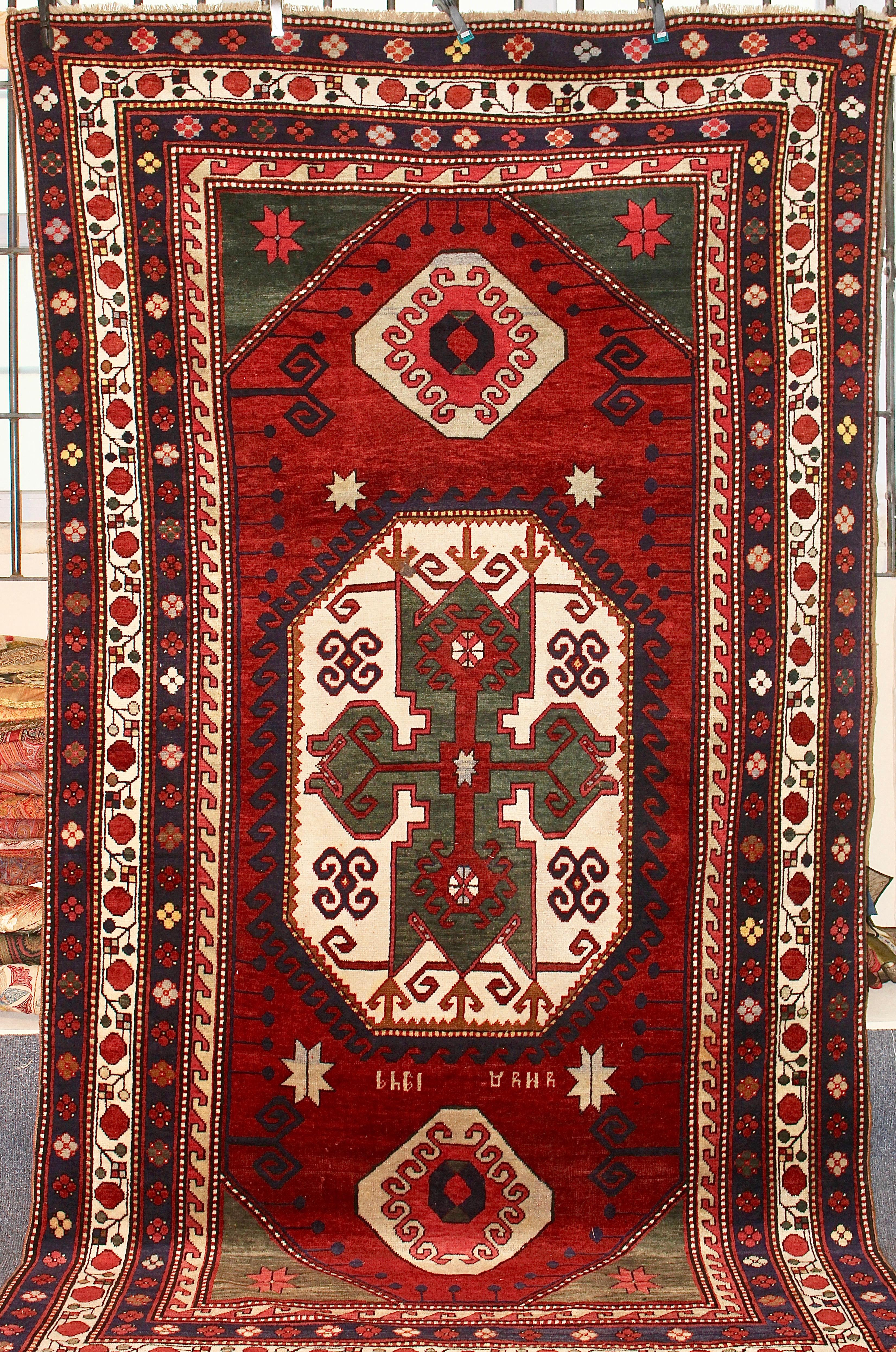 Alter, kaukasischer Teppich. Kazak. Sogenannte Lori Pambak.

Handgeknüpft. Starke natürliche Farben. Schönes Muster.
Der Teppich ist in einem altersbedingten (guten) Zustand.

Die Bilder sind Teil der Artikelbeschreibung.

Auf Wunsch reinigen
