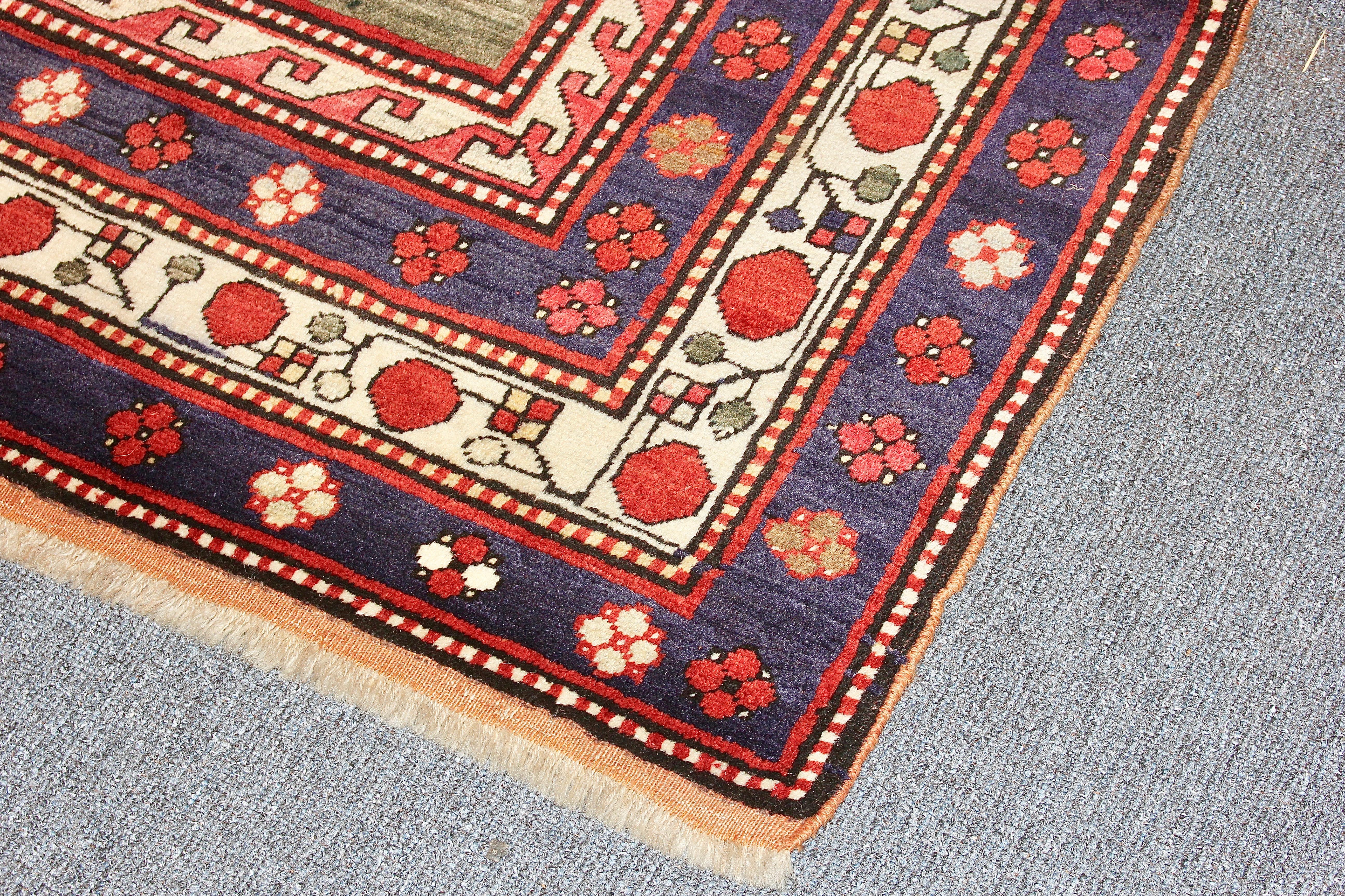 Alter, feiner kaukasischer Teppich, Kaschmir, so genannt „Lori Pambak“, handgeknüpft im Angebot 1