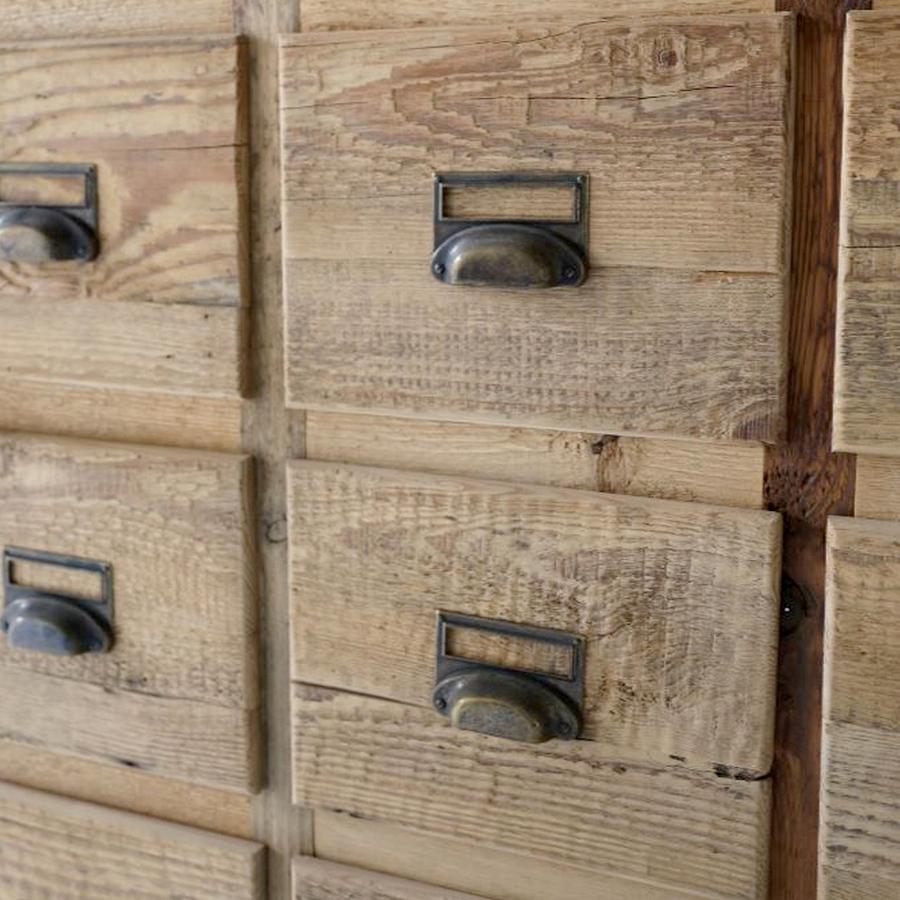 Italiano Credenza 24 cassetti in legno di abete vecchio con maniglie retrò in metallo, Made in Italy in vendita