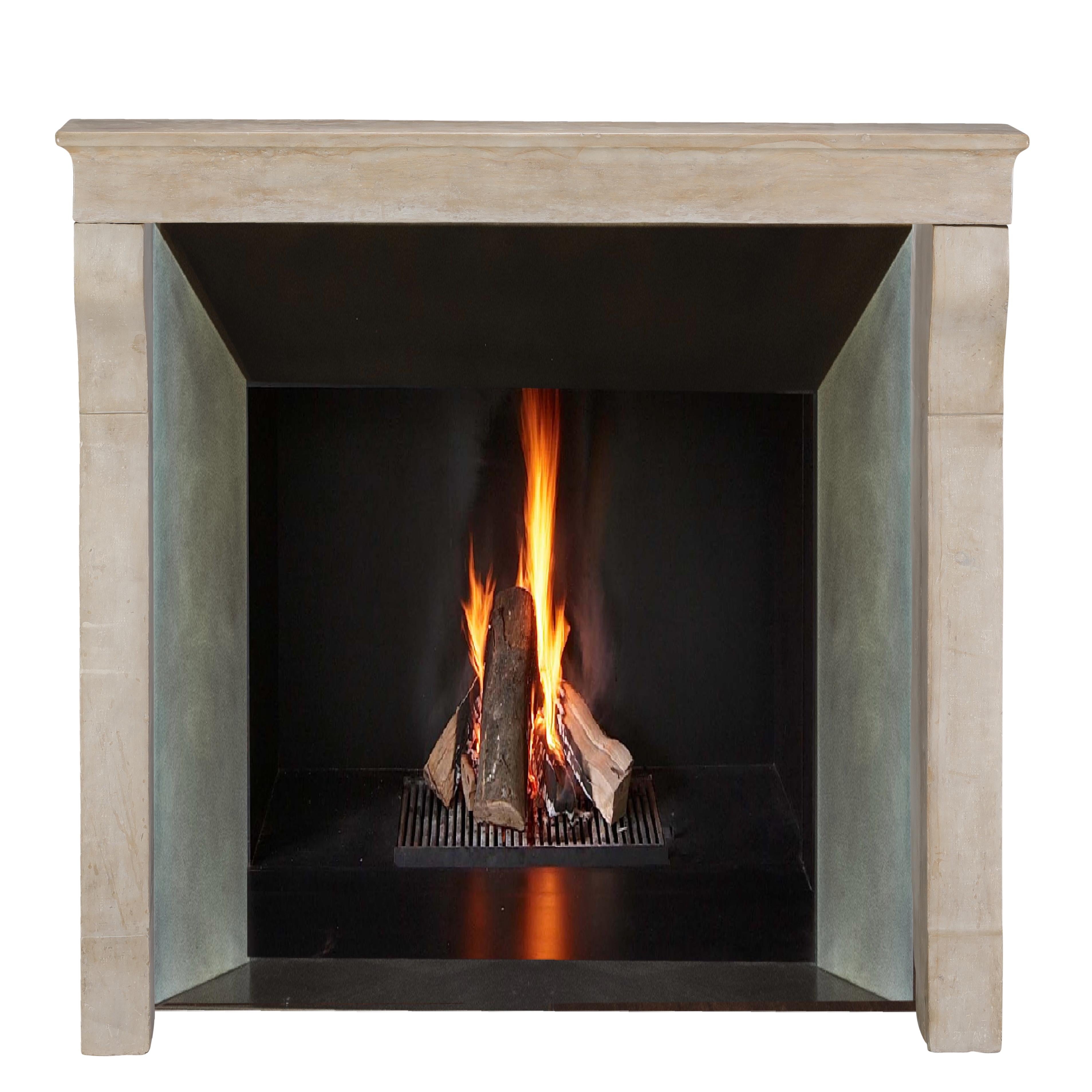Old Fireplace - Aged Limestone - Elegant Patina - Soft Light Reflection - Design In Excellent Condition For Sale In Beervelde, BE