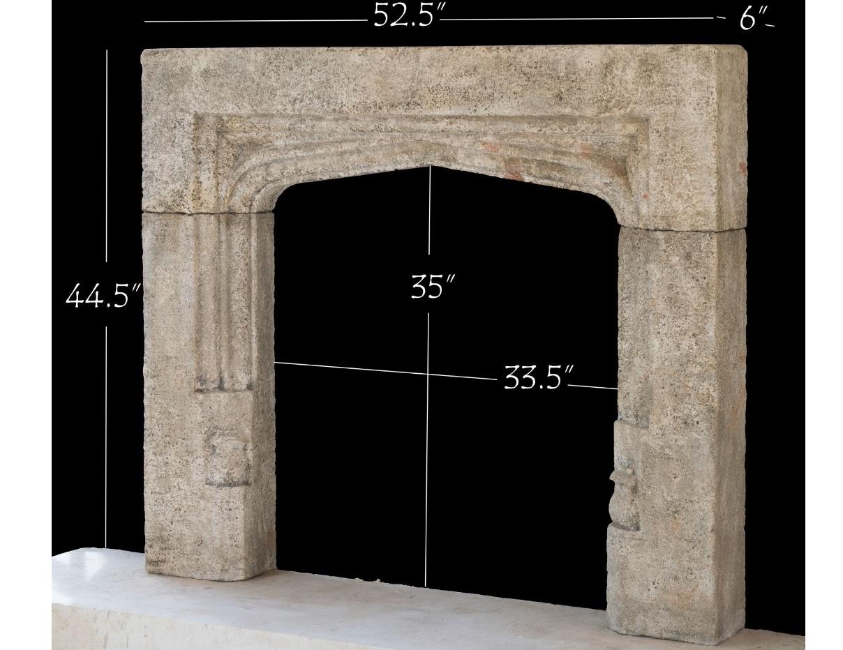 Esta antigua repisa de chimenea fue tallada a mano por maestros talladores italianos e instalada en cualquier lugar entre circa(1782-1805). Se ha conservado bien a lo largo de los años. Se talló a mano utilizando una rara piedra caliza italiana con