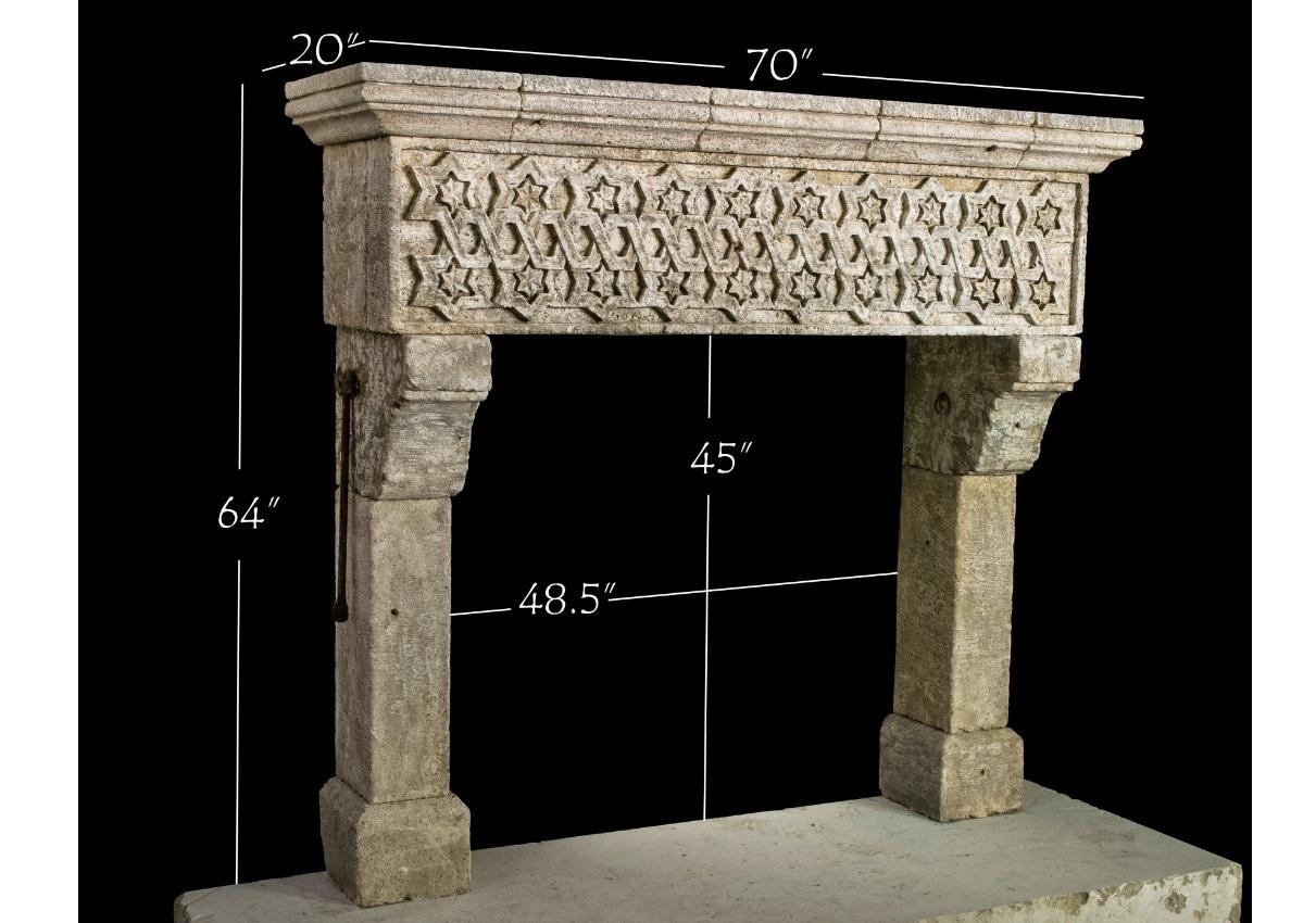 Esta antigua repisa de chimenea fue tallada a mano por maestros talladores italianos e instalada en cualquier lugar entre circa(1782-1805). Se ha conservado bien a lo largo de los años. Se talló a mano utilizando una rara piedra caliza italiana con
