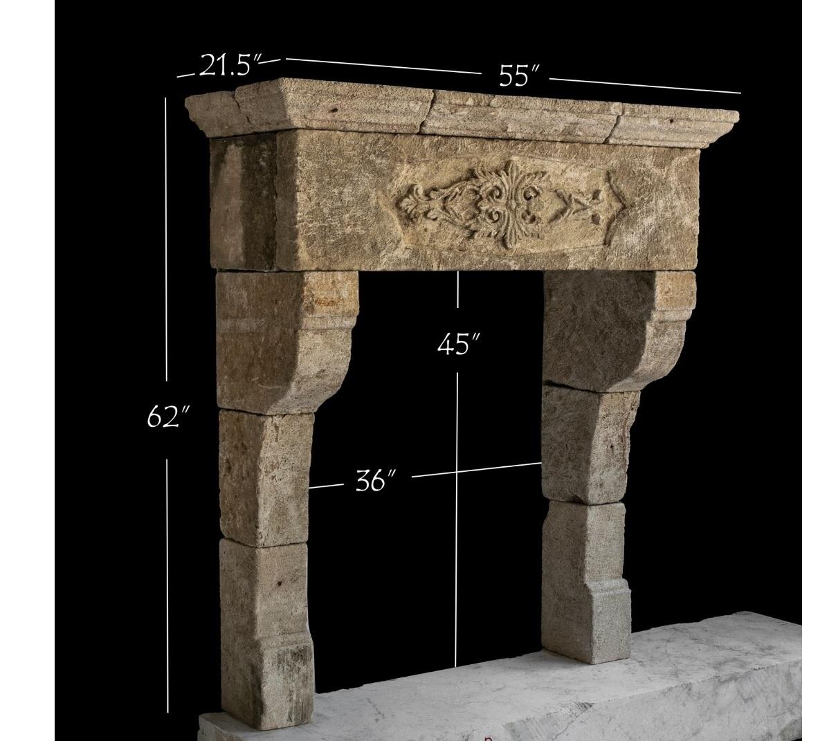 Cette cheminée ancienne a été minutieusement sculptée à la main par des maîtres sculpteurs italiens et installée sur place vers (1782-1805). Il a été bien préservé au fil des ans. Il a été sculpté à la main dans une pierre calcaire italienne rare,