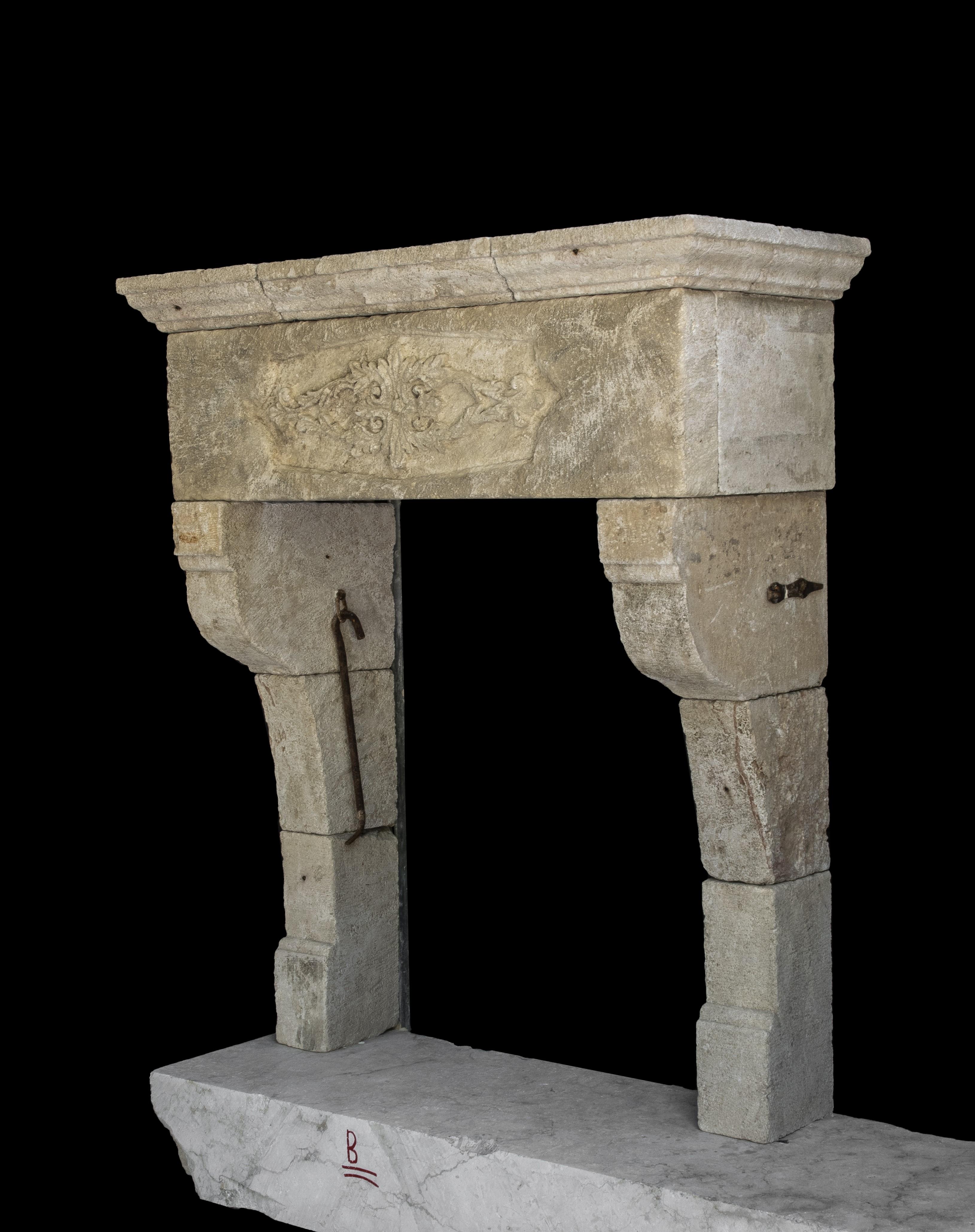 italien Cheminée ancienne - Cheminée ancienne - Cheminée ancienne en pierre calcaire en vente