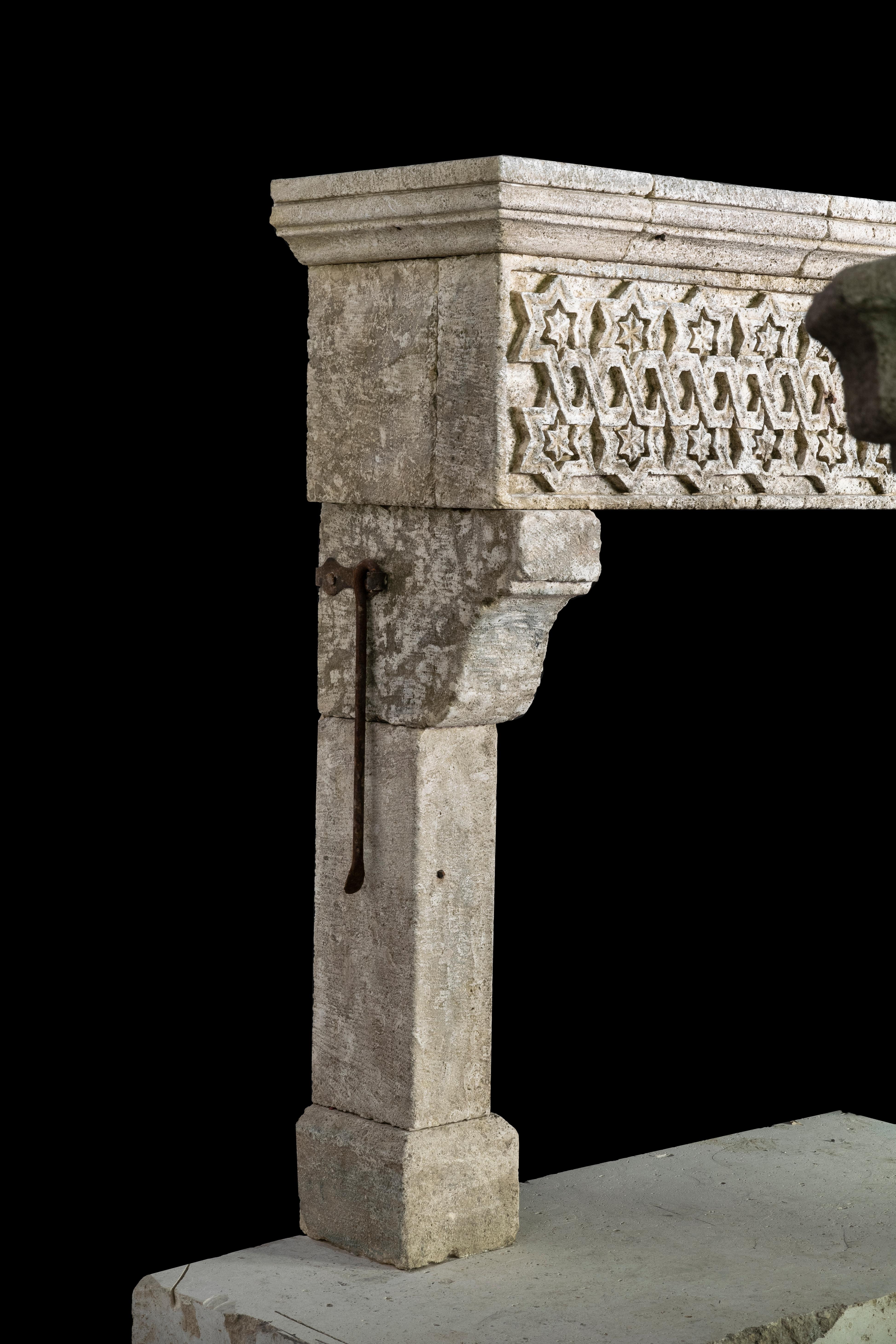 Repisa de chimenea antigua - Chimenea antigua - Repisa de chimenea antigua de piedra caliza en Desgastado estado para la venta en Costa Mesa, CA