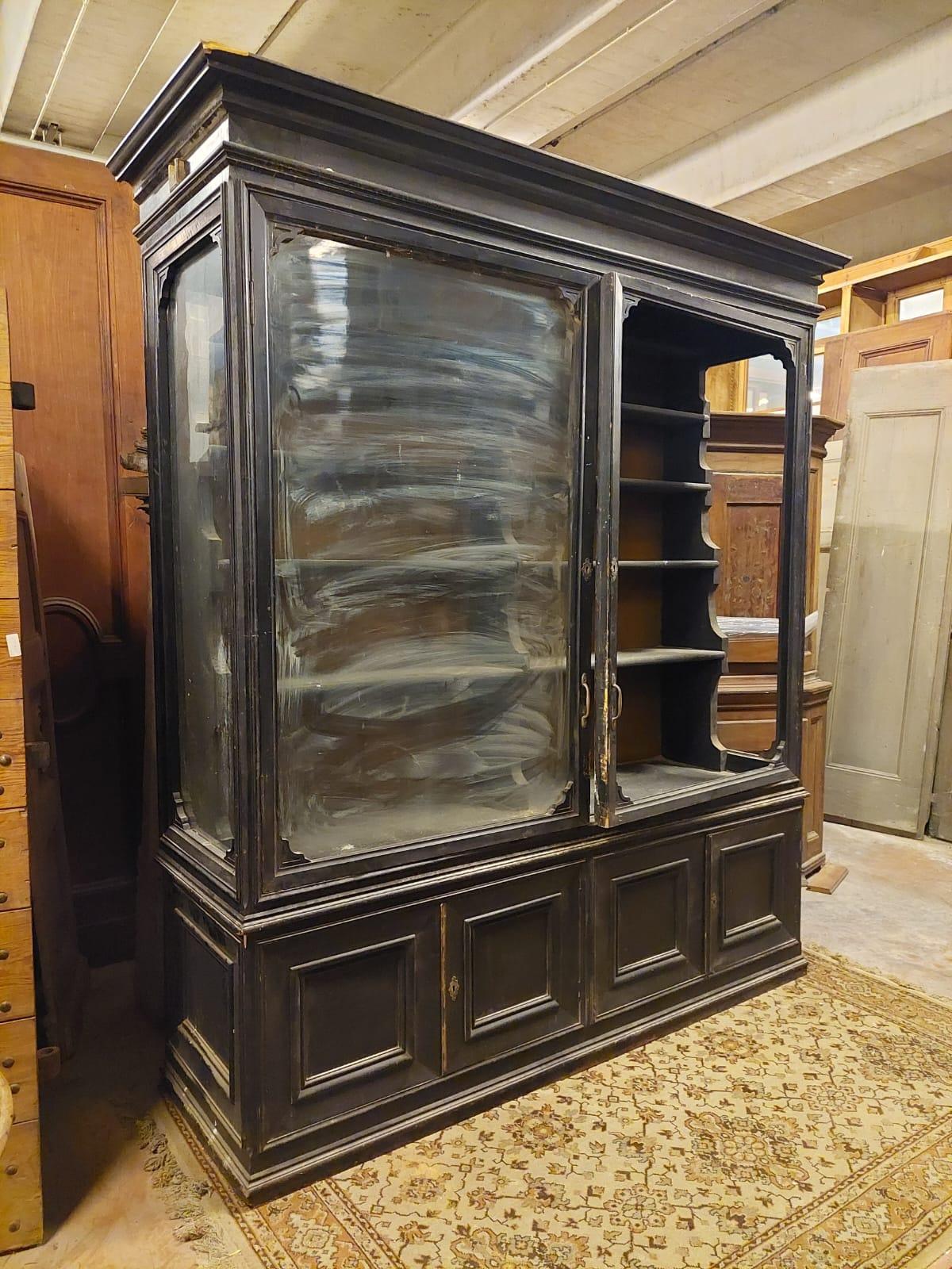 Old display cabinet, plate rack cabinet, glass and black lacquered sideboard, to be restored in minimal part and in the glass as you can see in the photos, built in the 19th century in Italy.
Ideal in a refined kitchen or in a living room as a